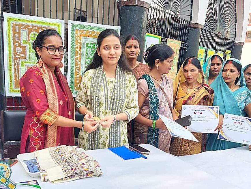 समाहरणालय बक्सर
(जिला जन संपर्क कार्यालय)
प्रेस विज्ञप्ति:- दिनांक 25 अगस्त 2026
छह दिवसीय टेराकोटा एवं भोजपुरी चित्रकला कार्यशाला का सफलतापूर्वक समापन
आज दिनांक 25 अगस्त 2026 को सहायक समाहर्ता बक्सर, सुश्री फर्खंदा कुरैशी की उपस्थिति में आयोजित छह दिवसीय कार्यशाला का सफलतापूर्वक समापन किया गया।
समापन समारोह में जिला कला एवं संस्कृति पदाधिकारी उपस्थित थे। साथ ही कार्यशाला के सभी प्रशिक्षक एवं प्रशिक्षु भी उपस्थित थे।
छह दिवसीय कार्यशाला के दौरान प्रशिक्षुओं को विभिन्न रचनात्मक गतिविधियों एवं कलात्मक कार्यों का व्यावहारिक प्रशिक्षण प्रदान किया गया।
प्रशिक्षण के दौरान प्रशिक्षुओं द्वारा तैयार की गई विभिन्न कलाकृतियों एवं रचनात्मक कार्यों की प्रदर्शनी भी आयोजित की गई। जिसका उपस्थित पदाधिकारियों एवं अतिथियों द्वारा अवलोकन किया गया तथा सराहना की गई तथा उन्हें अपनी कला एवं रचनात्मक प्रतिभा को निरंतर विकसित करने के लिए प्रोत्साहित किया गया। प्रशिक्षकों द्वारा भी कार्यशाला के दौरान प्राप्त अनुभवों एवं प्रशिक्षण के संबंध में अपने विचार साझा किए गए।
कार्यशाला का उद्देश्य प्रतिभागियों में कलात्मक एवं रचनात्मक कौशल का विकास करने के साथ-साथ उन्हें व्यावहारिक प्रशिक्षण एवं नई तकनीकों से अवगत कराना रहा। छह दिवसीय कार्यशाला के सफल आयोजन एवं समापन पर सभी प्रशिक्षकों एवं प्रशिक्षुओं के योगदान की सराहना की गई।
जिला जन संपर्क कार्यालय
बक्सर।
@top fans Information & Public Relations Department, Government of Bihar Buxar Administration CMO Bihar Buxar Police Samrat Choudhary Art, Culture and Youth Department, Government of Bihar #IPRDBihar #BuxarNews #buxarcity #buxarjila #topfollowers #bihar #buxar