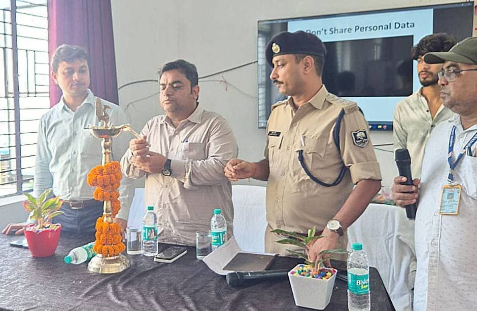समाहरणालय बक्सर
(जिला जन संपर्क कार्यालय)
प्रेस विज्ञप्ति:- दिनांक 25 अगस्त 2026
आज दिनांक 25 अगस्त 2026 को जननायक कर्पूरी कल्याण छात्रावास में अनुमंडल पदाधिकारी बक्सर एवं अनुमंडल पुलिस पदाधिकारी बक्सर के द्वारा संयुक्त रूप से विद्यार्थी सहयोग शिविर का उद्घाटन दीप प्रज्ज्वलित कर शुभारंभ किया गया।
साइबर थाना के पदाधिकारी के द्वारा साइबर मंगलवार की जानकारी दी गई। साथ ही अनुमंडल पदाधिकारी एवं अनुमंडल पुलिस पदाधिकारी के द्वारा विद्यार्थी सहयोग पोर्टल की पूरी जानकारी दी गई।
जिला जन संपर्क कार्यालय
बक्सर।
@top fans Information & Public Relations Department, Government of Bihar Buxar Administration CMO Bihar Buxar Police Samrat Choudhary #IPRDBihar #BuxarNews #buxarcity #buxarjila #topfollowers #bihar #buxar