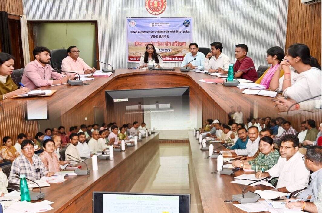 कलेक्टर श्रीमती तुलिका प्रजापति ने समय-सीमा बैठक में शासकीय कार्यों में तेजी, पारदर्शिता एवं जवाबदेही सुनिश्चित करने के निर्देश दिए।
ई-फाइल, ऑनलाइन उपस्थिति, आधार अपडेट एवं लंबित प्रकरणों का समय-सीमा में निराकरण सुनिश्चित करने अधिकारियों को सख्त निर्देश दिए।