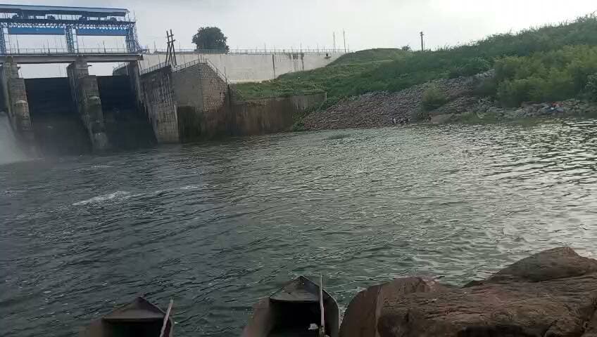 मौदहा बांध के गेटों का मानक प्रक्रिया के तहत संचालन, अतिरिक्त जल की सुरक्षित निकासी जारी*
हमीरपुर। मौदहा बांध के गेटों के संचालन एवं जल निकासी के संबंध में सिंचाई विभाग द्वारा अवगत कराया गया है कि बांध के गेटों के अनुरक्षण का कार्य माह जून एवं जुलाई में कराया गया था। अनुरक्षण कार्य पूर्ण होने के उपरांत गेटों का संचालन किया जा चुका है तथा वर्तमान में जलाशय में जलभराव की स्थिति को देखते हुए गेटों की बैलेंसिंग एवं सुचारु संचालन का कार्य किया जा रहा है।
विभाग के अनुसार दिनांक 21 अगस्त 2026 को जलाशय से अतिरिक्त जल की निकासी के लिए क्रमशः तीन तथा चार गेट खोले गए थे। इस दौरान लगभग 3,000 से 9,000 क्यूसेक तक जल प्रवाह नदी में प्रवाहित किया गया। गेटों के संचालन से पूर्व बांध के डाउनस्ट्रीम क्षेत्र में आमजन की सुरक्षा के दृष्टिगत चेतावनी हेतु सायरन बजाया गया तथा जल निकासी के उपरांत गेटों को बंद किया गया।
वर्तमान में जलाशय का जलस्तर 147.20 मीटर दर्ज किया गया है तथा जलस्तर में लगातार वृद्धि हो रही है। बांध में पर्याप्त जल संचय हो जाने के कारण अतिरिक्त जल की निकासी की जा रही है। गेटों के सुचारु संचालन को सुनिश्चित करने के लिए आवश्यक बैलेंसिंग का कार्य भी कराया जा रहा है।
सिंचाई विभाग द्वारा यह भी बताया गया कि दिनांक 24 अगस्त 2026 को बांध के नीचे एकत्र ग्रामीणों को चेतावनी देकर वहां से हटाया गया तथा गेटों की स्थिति सामान्य पाई गई। विभाग द्वारा जल की निकासी एवं गेटों के संचालन की स्थिति पर लगातार निगरानी रखी जा रही है।
सिंचाई विभाग ने आमजन से अपील की है कि बांध से छोड़े जा रहे पानी के दृष्टिगत बेतवा नदी एवं बांध के डाउनस्ट्रीम क्षेत्र में अनावश्यक रूप से न जाएं तथा अपने पशुओं को भी नदी से दूर रखें। जल प्रवाह आगामी कुछ दिनों तक बने रहने की संभावना को देखते हुए सभी लोग सावधानी बरतें और प्रशासन एवं सिंचाई विभाग द्वारा जारी सुरक्षा निर्देशों का पालन करें।
अधीक्षण अभियंता, मौदहा बांध निर्माण खण्ड, हमीरपुर द्वारा आमजन से अपील की गई है कि किसी भी प्रकार की अफवाह पर ध्यान न दें तथा जलाशय एवं नदी क्षेत्र में सुरक्षा के दृष्टिगत आवश्यक सावधानी बरतें।