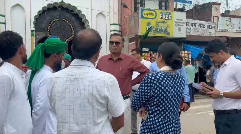 ईद-ए-मिलादुन्नबी (बारहवफात) जुलूस की तैयारियों का जिलाधिकारी ने लिया जायजा
जुलूस मार्ग के गड्ढे भरने तथा निर्बाध विद्युत आपूर्ति सुनिश्चित करने के दिए निर्देश
शाहजहांपुर।ईद-ए-मिलादुन्नबी (बारहवफात) के अवसर पर बुधवार को प्रस्तावित जुलूस की तैयारियों को लेकर जिलाधिकारी धर्मेन्द्र प्रताप सिंह ने नगर आयुक्त सौम्या गुरुरानी, अपर जिलाधिकारी प्रशासन रजनीश कुमार मिश्र एवं नगर मजिस्ट्रेट रजनीकांत के साथ स्टेशन के पास स्थित नूरी मस्जिद पहुंचकर व्यवस्थाओं का स्थलीय निरीक्षण किया। जिलाधिकारी ने जुलूस के आयोजन एवं मार्ग से संबंधित विभिन्न व्यवस्थाओं का जायजा लेते हुए संबंधित अधिकारियों को आवश्यक दिशा निर्देश दिए। निरीक्षण के दौरान जिलाधिकारी ने जुलूस के आयोजक अनीस अत्तारी से मुलाकात कर जुलूस की तैयारियों, निर्धारित मार्ग तथा आयोजन से संबंधित व्यवस्थाओं के बारे में जानकारी प्राप्त की। उन्होंने जुलूस मार्ग का स्थलीय निरीक्षण करते हुए बिजली, सड़क, साफ-सफाई, चूना डालने का कार्य सहित अन्य आवश्यक व्यवस्थाओं को समय से पूर्ण कराने के निर्देश संबंधित अधिकारियों को दिए, ताकि जुलूस के दौरान किसी भी प्रकार की असुविधा न हो।जिलाधिकारी ने जुलूस के मुख्य मार्ग पर चल रहे कार्यों को तत्काल रोकने तथा मार्ग में मौजूद गड्ढों को प्राथमिकता के आधार पर भरवाने के निर्देश दिए। उन्होंने संबंधित अधिकारियों को स्पष्ट निर्देश दिए कि सड़क संबंधी आवश्यक कार्य आज शाम तक प्रत्येक दशा में पूर्ण कर लिया जाए, जिससे जुलूस के दौरान आवागमन में किसी प्रकार की बाधा अथवा दुर्घटना की स्थिति उत्पन्न न हो।विद्युत व्यवस्था की समीक्षा करते हुए जिलाधिकारी ने अधिशासी अभियंता विद्युत को निर्देशित किया कि ईद-ए-मिलादुन्नबी के अवसर पर निर्बाध विद्युत आपूर्ति सुनिश्चित की जाए। उन्होंने कहा कि जुलूस मार्ग एवं आसपास के क्षेत्रों में विद्युत व्यवस्था को पहले से ही जांच लिया जाए तथा किसी भी संभावित समस्या का तत्काल समाधान सुनिश्चित किया जाए।जिलाधिकारी ने सभी संबंधित अधिकारियों को आपसी समन्वय के साथ कार्य करते हुए जुलूस से संबंधित सभी व्यवस्थाएं समय से पूर्ण करने के निर्देश दिए। उन्होंने कहा कि पर्व के दौरान जूलूस के आयोजन के दौरान आमजन को किसी प्रकार की परेशानी न हो तथा जुलूस शांतिपूर्ण एवं सुचारू रूप से संपन्न हो, इसके लिए सभी आवश्यक व्यवस्थाएं पूरी तत्परता के साथ सुनिश्चित की जाएं।