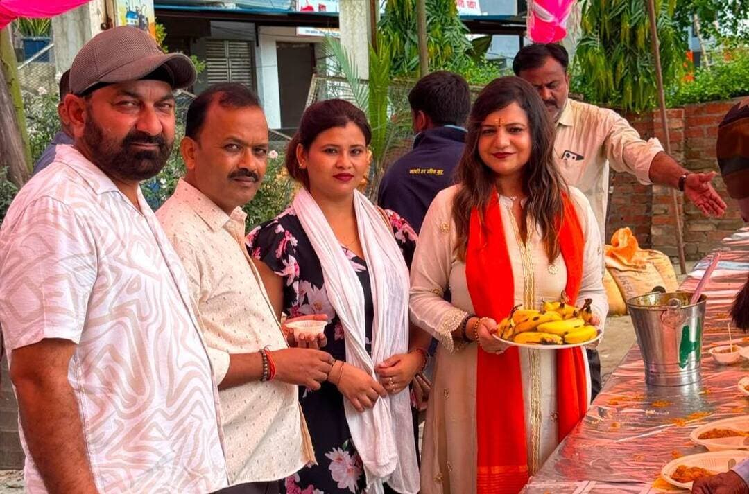 सावन के अंतिम सोमवार VIP ग्रुप ने कराया विशाल भंडारा, कांवड़ियों पर की पुष्पवर्षा
शाहजहांपुर। सावन माह के अंतिम सोमवार को वीआईपी ग्रुप विद हैल्पिंग हैंड्स शाहजहांपुर की ओर से ग्रुप के महासचिव सतीश सक्सेना के प्रतिष्ठान राजा ऑटोमोबाइल सोनालिका ट्रैक्टर,नवादा इन्देपुर, नेशनल हाईवे पर कांवड़ यात्रियों के स्वागत के लिए पुष्पवर्षा एवं विशाल भंडारे का आयोजन किया गया। भंडारे में देर शाम तक कांवड़ियों एवं श्रद्धालुओं ने प्रसाद ग्रहण किया। इस दौरान ग्रुप सदस्यों ने श्रद्धालुओं की सेवा में बढ़-चढ़कर सहभागिता की।ग्रुप के मुख्य संरक्षक चंद्रशेखर खन्ना ‘धीरू’ ने कहा कि कांवड़ यात्रियों की सेवा और उनका स्वागत करना सभी के लिए सौभाग्य की बात है। सावन का महीना भगवान शिव की आराधना के साथ-साथ सेवा और समर्पण का भी संदेश देता है। वीआईपी ग्रुप सदैव सामाजिक एवं धार्मिक आयोजनों के माध्यम से सेवा कार्यों में आगे रहता है।जिला प्रभारी वर्षा गोस्वामी ने कहा कि कांवड़ यात्रियों की सेवा के लिए आयोजित यह कार्यक्रम केवल भंडारा नहीं, बल्कि श्रद्धा, सेवा और मानवता का संगम है। ग्रुप के सभी सदस्यों ने जिस उत्साह और समर्पण के साथ सेवा की, वह सराहनीय है।जिलाध्यक्ष नीतू गुप्ता ने सभी सहयोगियों, पदाधिकारियों, सदस्यों, कांवड़ यात्रियों एवं श्रद्धालुओं का आभार व्यक्त करते हुए कहा कि सभी के सहयोग और सहभागिता से यह सेवा कार्य सफल हुआ।
महासचिव सतीश सक्सेना ने बताया कि 25 अगस्त मंगलवार को मोहम्मदी रोड स्थित बिहारी जी फिलिंग स्टेशन पर ग्रुप की ओर से भंडारे का आयोजन किया जाएगा, जो सुबह 11:30 बजे से शुरू होगा।
इस दौरान ग्रुप के संरक्षक अनुजदेव गुप्ता, अभिनय गुप्ता, सरदार कुलविंदर सिंह, मुकेश गुप्ता (रोमी), कौशलेंद्र मिश्रा, रश्मि राठौर सहित सोनालिका ट्रैक्टर एजेंसी का समस्त स्टाफ मौजूद रहा।
Varsha Goswami