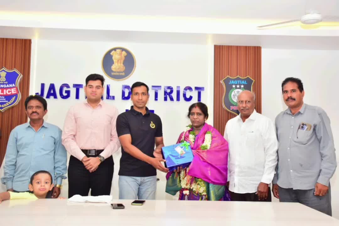 జగిత్యాల: బదిలీపై వెళ్తున్న అడ్మినిస్ట్రేటివ్ ఆఫీసర్ శశికళ కి ఘన సన్మానం – సేవలను కొనియాడిన: జిల్లా ఎస్పీ అశోక్ కుమార్