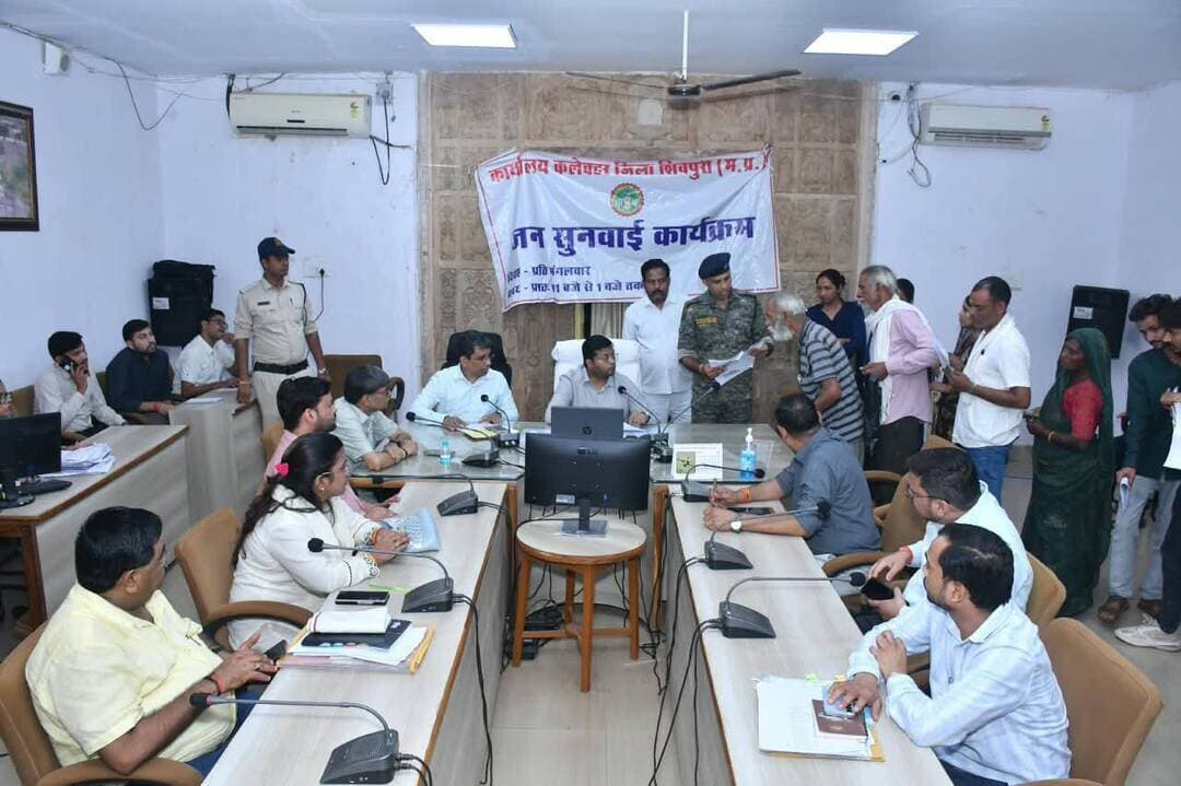 *लजनसुनवाई में कलेक्टर श्री वर्मा ने किया समस्याओं का त्वरित निराकरण
शिवपुरी- कलेक्टर एवं जिला मजिस्ट्रेट अर्पित वर्मा की अध्यक्षता में कलेक्ट्रेट सभागार में साप्ताहिक जनसुनवाई का आयोजन किया गया, जिसमें जिलेभर से नागरिक अपनी समस्याओं को लेकर पहुंचे। कलेक्टर ने एक-एक कर सभी आवेदकों की समस्याएं सुनीं और संबंधित विभागीय अधिकारियों को बिना देरी के त्वरित निराकरण के निर्देश दिए। इस दौरान स्वास्थ्य, शिक्षा और सामाजिक सुरक्षा से जुड़े मामलों में मौके पर ही रेडक्रॉस कोष से आर्थिक सहायता स्वीकृत की गई।
जनसुनवाई में तहसील बैराड़ के ग्राम ऐंचवाड़ा निवासी छात्र वीरेंद्र कुशवाहा ने बताया कि उसके माता-पिता पिछले 10 वर्षों से अस्वस्थ हैं, इसके बावजूद वह प्रतियोगी परीक्षाओं की तैयारी कर रहा है। छात्र के हौसले को देखते हुए कलेक्टर ने रेडक्रॉस मद से 20 हजार रुपये की सहायता राशि का चेक प्रदान किया।
इसी प्रकार ग्राम इंदरगढ़ सुभाषपुरा निवासी नरेश जाटव ने अपनी कक्षा 9वीं में पढ़ने वाली मूक-बधिर पुत्री के लिए पेंशन और सहायता का आवेदन दिया। इस पर कलेक्टर ने तत्काल 5 हजार रुपये की सहायता राशि स्वीकृत की और सामाजिक न्याय विभाग को पेंशन की प्रक्रिया शीघ्र पूरी करने के निर्देश दिए।
ठकुरपुरा शिवपुरी निवासी रानी यादव ने बताया कि उनके पति पिछले एक वर्ष से मुंह के कैंसर से पीड़ित हैं जिससे परिवार पर आर्थिक संकट है। मामले की गंभीरता को देखते हुए कलेक्टर ने 10 हजार रुपये की सहायता राशि रेडक्रॉस मद से स्वीकृत की।
इस जनसुनवाई में जिला पंचायत सीईओ श्री विजय राज, अपर कलेक्टर श्री दिनेश चंद्र शुक्ला सहित सभी विभागीय अधिकारी उपस्थित रहे और प्रत्येक आवेदन को गंभीरता से सुना गया।