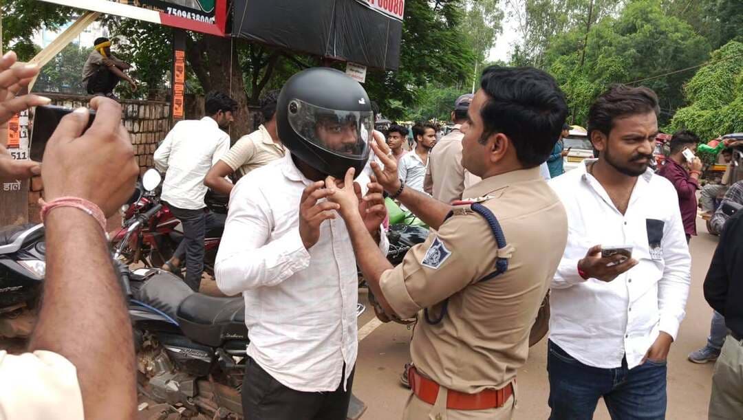 शिवपुरी- यातायात व्यवस्था को सुदृढ़ बनाये रखने एवं सड़क दुर्घटनाओं मे कमी लाने के लिये यातायात पुलिस शिवपुरी द्वारा जिले में वाहन चैकिंग लगाकर यातायात नियमों का पालन नहीं करने एवं हेलमेट धारण नहीं करने बालों पर चालानी कार्यवाही की गई।