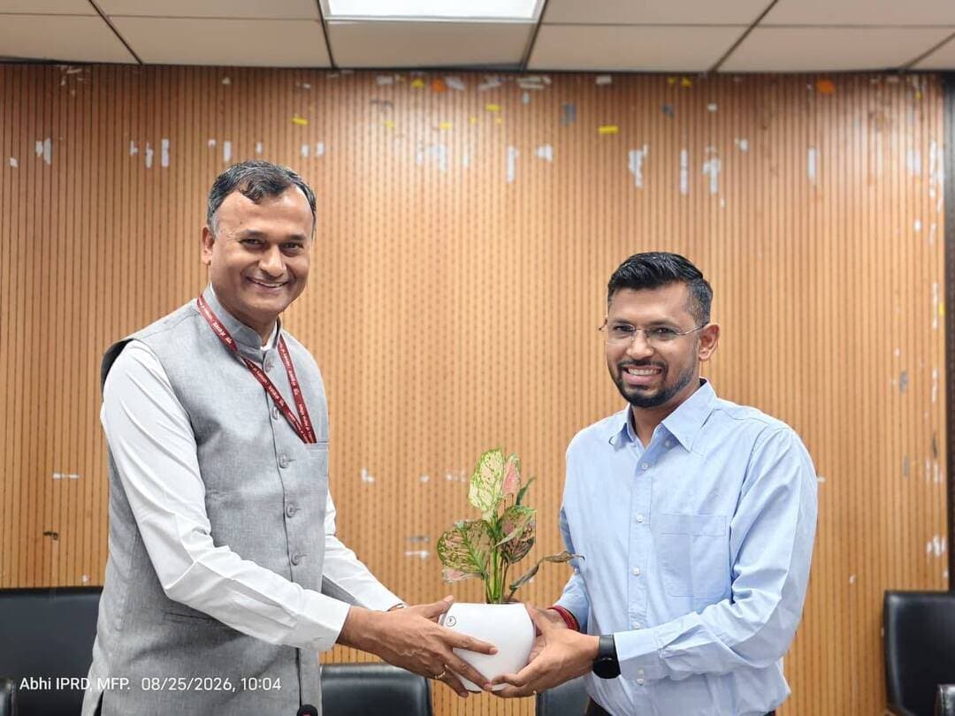 आकांक्षी जिला कार्यक्रम में मुजफ्फरपुर का शानदार प्रदर्शन, प्रभारी सचिव सुनील कुमार ने की उपलब्धियों की सराहना
मुजफ्फरपुर समाहरणालय सभागार में अपर सचिव, सूचना एवं प्रौद्योगिकी विभाग, भारत सरकार सह प्रभारी सचिव मुजफ्फरपुर श्री सुनील कुमार की अध्यक्षता में आकांक्षी जिला एवं आकांक्षी प्रखंड कार्यक्रम की समीक्षा बैठक आयोजित हुई। बैठक में स्वास्थ्य एवं पोषण, शिक्षा, कृषि एवं संबद्ध सेवाएं, आधारभूत संरचना, वित्तीय समावेशन और कौशल विकास सहित सभी प्रमुख इंडिकेटर्स की विस्तृत समीक्षा की गई। प्रभारी सचिव ने कहा कि मुजफ्फरपुर जिला प्रगतिशील एवं अग्रणी जिलों में शामिल है और निर्धारित लक्ष्य व बेसलाइन की तुलना में जिले की उपलब्धियां काफी सराहनीय हैं। एडीपी के 49 तथा एबीपी के 39 इंडिकेटर्स की समीक्षा के दौरान कई मानकों पर लगभग शत-प्रतिशत उपलब्धि सामने आई। गर्भवती महिलाओं की एएनसी जांच, टीकाकरण, टीबी नोटिफिकेशन, स्वास्थ्य सेवाओं, विद्यालयों में पेयजल एवं बालिका शौचालय जैसी सुविधाओं में बेहतर प्रगति दर्ज की गई। आकांक्षी प्रखंड मुशहरी में भी आईसीडीएस, स्वास्थ्य, शिक्षा, ग्रामीण विकास और जीविका के क्षेत्र में उत्कृष्ट कार्य की सराहना की गई। जिलाधिकारी ने कहा कि जिन मानकों पर कमी है, वहां गैप एनालिसिस कर सुधार की दिशा में प्राथमिकता से कार्य किया जा रहा है।
#TirhutNow #MuzaffarpurNews #AspirationalDistrict #MuzaffarpurDevelopment #BiharNews