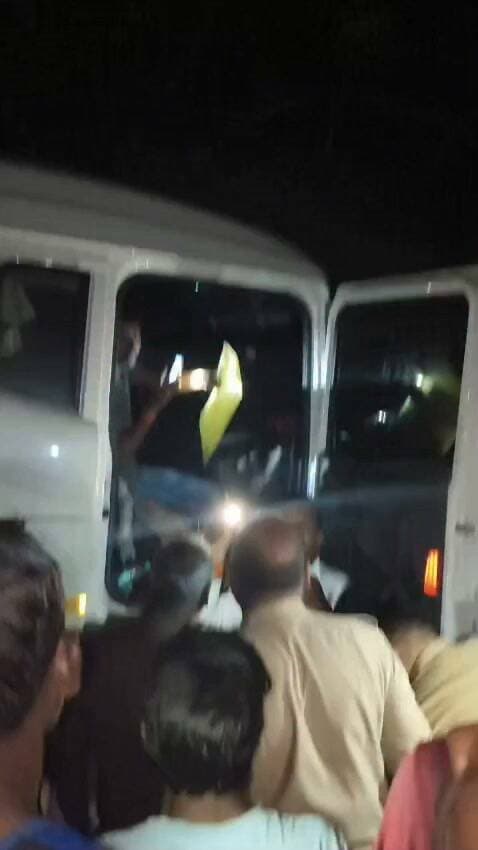 शराब के नशे में धुत चालक ने पुलिया पर चढ़ाया वाहन, टला बड़ा हादसा
यूनाइटेड भारत बारा
मनोज कुमार बिन्द
प्रयागराज बारा थाना क्षेत्र के घूरमी रेलवे क्रॉसिंग के पास उस समय अफरा-तफरी मच गई, जब शराब के नशे में धुत एक चालक ने वाहन को अनियंत्रित होकर नाले पर बनी पुलिया पर चढ़ा दिया। अचानक हुए इस हादसे से आसपास मौजूद लोगों में हड़कंप मच गया। हालांकि गनीमत रही कि घटना में चालक समेत किसी को चोट नहीं आई और बड़ा हादसा टल गया।
प्रत्यक्षदर्शियों के अनुसार, वाहन चालक शराब के नशे में था और बारा की ओर से गौहानी की तरफ जा रहा था। चालक की हालत को देखते हुए आसपास मौजूद कुछ लोगों ने उसे वाहन चलाने से रोकने का प्रयास भी किया, लेकिन उसने किसी की बात नहीं मानी और वाहन लेकर आगे बढ़ गया। कुछ ही दूरी पर चालक वाहन पर नियंत्रण नहीं रख सका और वाहन अनियंत्रित होकर नाले की पुलिया पर जा चढ़ा।
हादसे के बाद मौके पर बड़ी संख्या में लोगों की भीड़ जमा हो गई। लोगों ने किसी तरह चालक को वाहन से बाहर निकाला। घटना की जानकारी पुलिस को दी गई, जिसके बाद बारा थाना पुलिस मौके पर पहुंची। उपनिरीक्षक शुभम पिपरिया और दीपक वर्मा पुलिस बल के साथ घटनास्थल पर पहुंचे और स्थिति का जायजा लिया।
घटना के बाद सड़क पर लोगों की भीड़ जमा होने से कुछ समय के लिए आवागमन प्रभावित हो गया और जाम की स्थिति बन गई। पुलिसकर्मियों ने मौके पर पहुंचकर लोगों को सड़क से हटाया और यातायात व्यवस्था को सामान्य कराया। पुलिस ने चालक को हिरासत में लेकर मामले में आवश्यक कार्रवाई शुरू कर दी है।
प्रत्यक्षदर्शियों का कहना है कि चालक यदि कुछ और दूरी तक इसी हालत में वाहन चलाता रहता तो गंभीर दुर्घटना हो सकती थी। खासकर सामने से आ रहे किसी वाहन से टक्कर होने की स्थिति में कई लोगों की जान खतरे में पड़ सकती थी। पुलिया पर वाहन चढ़ने से भी बड़ा नुकसान हो सकता था।
स्थानीय लोगों ने शराब के नशे में वाहन चलाने वाले चालकों के खिलाफ सख्त कार्रवाई की मांग की है। लोगों का कहना है कि नशे में वाहन चलाना न केवल चालक बल्कि सड़क पर चलने वाले अन्य लोगों के लिए भी गंभीर खतरा है। फिलहाल पुलिस ने चालक को हिरासत में लेकर जांच और कार्रवाई शुरू कर दी है। घटना में किसी के हताहत होने की सूचना नहीं है।