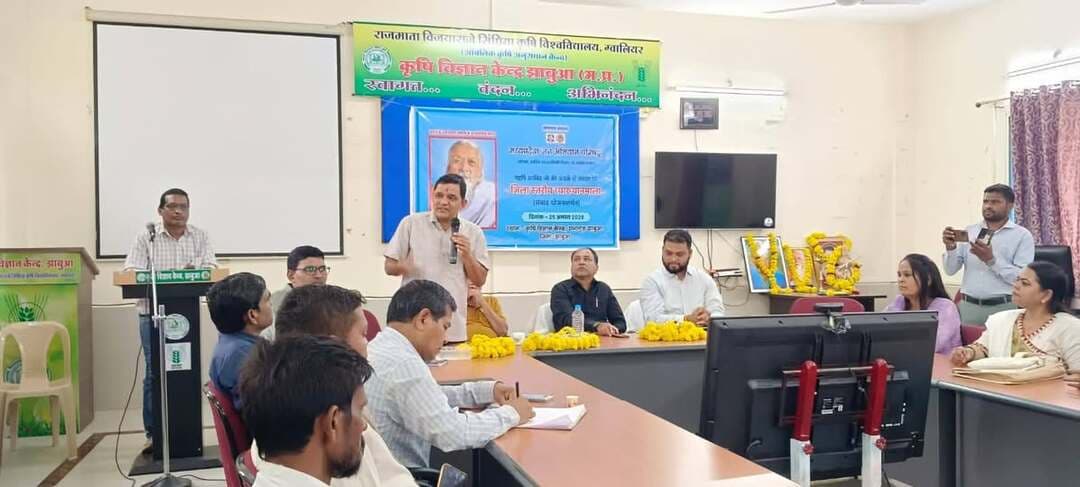महर्षि अरविंद जी की जयंती पर जिला स्तरीय व्याख्यान माला आयोजित
महर्षि अरविंद के शिक्षा, अध्यात्म एवं राष्ट्र निर्माण संबंधी विचारों पर वक्ताओं ने डाला प्रकाश
मध्यप्रदेश जन अभियान परिषद, जिला झाबुआ द्वारा भारत के स्वतंत्रता संग्राम के प्रणेता एवं महान दार्शनिक महर्षि अरविंद जी की जयंती के अवसर पर संवाद योजना अंतर्गत जिला स्तरीय व्याख्यान माला का आयोजन कृषि विज्ञान केंद्र सभागृह, झाबुआ में किया गया। व्याख्यान माला में वक्ताओं ने महर्षि अरविंद के जीवन, राष्ट्र निर्माण, शिक्षा, अध्यात्म एवं सामाजिक चेतना से जुड़े विचारों पर प्रकाश डालते हुए उनके आदर्शों को जीवन में आत्मसात करने का आह्वान किया।
कार्यक्रम का शुभारंभ महर्षि अरविंद एवं मां भारती के चित्र पर माल्यार्पण एवं दीप प्रज्ज्वलन के साथ हुआ। इसके पश्चात जिला एवं ब्लॉक समन्वयकों द्वारा अतिथियों का स्वागत किया गया। व्याख्यान माला में मुख्य अतिथि एवं वक्ता के रूप में जिला निधि प्रमुख संघ श्री आदित्य बाजपेई, जिला प्रौढ़ शिक्षा अधिकारी श्री जगदीश सिसोदिया, सामाजिक महासंघ के अध्यक्ष एवं समाजसेवी श्री नीरज राठौर, कृषि वैज्ञानिक श्री जगदीश मौर्य एवं वरिष्ठ कृषि वैज्ञानिक श्री दिवाकर तोमर उपस्थित रहे।
मुख्य वक्ता श्री आदित्य बाजपेई ने कहा कि महर्षि अरविंद एक क्रांतिकारी होने के साथ महान आध्यात्मिक चिंतक भी थे। उन्होंने संकल्प, कार्यपद्धति, निरंतर प्रयत्न एवं ईश्वर कृपा को सर्वोच्च महत्व दिया। महर्षि अरविंद का उद्देश्य मनुष्य को मनुष्य से जोड़कर समाज में मानवीय मूल्यों एवं सरलता की भावना को सुदृढ़ करना था।
जिला प्रौढ़ शिक्षा अधिकारी श्री जगदीश सिसोदिया ने कहा कि महर्षि अरविंद के विचारों को केवल पढ़ने तक सीमित न रखते हुए उन्हें जीवन में उतारना आवश्यक है। व्यक्ति का कार्य एवं व्यवहार ही उसके व्यक्तित्व का वास्तविक पैमाना होता है। उन्होंने सकारात्मक सोच, ध्यान एवं शिक्षा के महत्व पर प्रकाश डालते हुए कहा कि शिक्षा के माध्यम से ही समाज की अनेक समस्याओं का समाधान संभव है। व्यक्ति की जैसी दृष्टि होगी, उसे सृष्टि भी वैसी ही दिखाई देगी।
सामाजिक महासंघ के अध्यक्ष श्री नीरज राठौर ने कहा कि ज्ञान की बातों को जानने के साथ उन्हें जीवन में आत्मसात करना अधिक महत्वपूर्ण है। प्रत्येक व्यक्ति को स्वयं में परमार्थ का भाव जागृत कर दूसरों की भलाई के लिए कार्य करना चाहिए। महर्षि अरविंद के विचार हमें शून्य से शिखर तक पहुंचने की प्रेरणा देते हैं। समस्याओं से भागने के बजाय उनके निदान एवं समाधान पर ध्यान केंद्रित करना चाहिए।
वरिष्ठ कृषि वैज्ञानिक श्री दिवाकर तोमर ने कहा कि महर्षि अरविंद समाज को आध्यात्मिकता एवं शिक्षा से जोड़कर आगे ले जाना चाहते थे। उनकी सोच अत्यंत व्यापक थी और वे अनेक भाषाओं के ज्ञाता थे। उन्होंने श्री अरविंद आश्रम की स्थापना कर आध्यात्मिक चेतना के प्रसार में महत्वपूर्ण योगदान दिया।
कृषि वैज्ञानिक श्री जगदीश मौर्य ने महर्षि अरविंद के राष्ट्रवादी विचारों पर प्रकाश डालते हुए कहा कि वे भारत की स्वतंत्रता के प्रबल समर्थक थे। उन्होंने भारतीय धर्म, संस्कृति एवं राष्ट्रीय चेतना को जागृत करने में महत्वपूर्ण भूमिका निभाई और देशवासियों में स्वाधीनता एवं राष्ट्रप्रेम की भावना को सुदृढ़ किया।
स्वागत भाषण एवं कार्यक्रम का परिचय देते हुए जिला समन्वयक श्री प्रेम सिंह चौहान ने बताया कि मध्यप्रदेश जन अभियान परिषद द्वारा प्रतिवर्ष महापुरुषों की जयंती के अवसर पर विभिन्न कार्यक्रम आयोजित किए जाते हैं। इसी क्रम में महर्षि अरविंद जी की जयंती को पखवाड़े के रूप में मनाया जा रहा है। उन्होंने कहा कि महर्षि अरविंद ने समाज को शिक्षा एवं अध्यात्म की दिशा में आगे बढ़ाने में महत्वपूर्ण योगदान दिया।
व्याख्यान माला में जिले की नवांकुर संस्थाओं के प्रतिनिधि, सीएमसीएलडीपी पाठ्यक्रम के मेंटर्स, ब्लॉक समन्वयक थांदला सुश्री वर्षा डोडिया, ब्लॉक समन्वयक मेघनगर सुश्री रीना मिश्रा सहित अन्य प्रतिभागी उपस्थित रहे। कार्यक्रम का संचालन ब्लॉक समन्वयक रामा श्री तेज सिंह देव ने किया तथा आभार प्रदर्शन ब्लॉक समन्वयक झाबुआ श्री तोलिया डामोर ने किया।
कार्यक्रम के पश्चात मध्यप्रदेश जन अभियान परिषद की टीम द्वारा पौधरोपण कर पर्यावरण संरक्षण एवं संवर्धन का संदेश दिया गया।
Jansampark Madhya Pradesh CM Madhya Pradesh Indore Commissioner मध्यप्रदेश जन अभियान परिषद #Jhabua #JansamparkMP