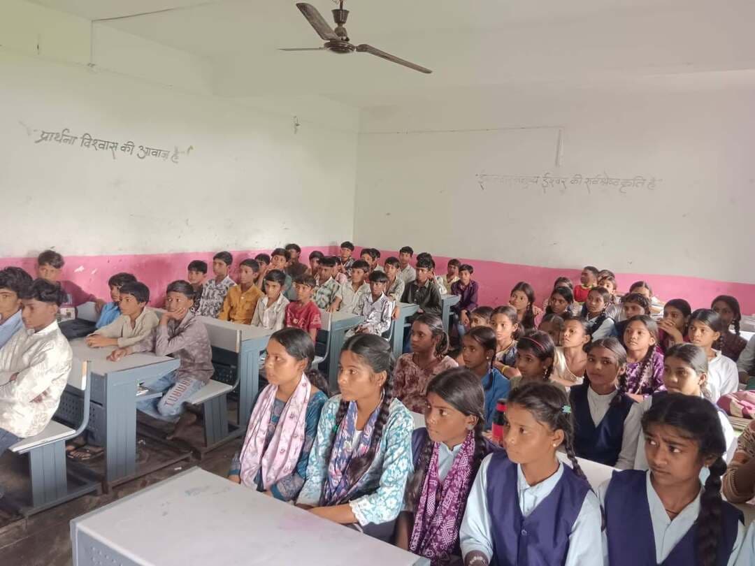 नशामुक्त भारत अभियान के तहत काकनवानी में जागरूकता कार्यक्रम आयोजित
गीत, रैली, शपथ एवं नारों के माध्यम से बालिकाओं को नशे के दुष्प्रभावों के प्रति किया जागरूक
नशामुक्त भारत अभियान के अंतर्गत शासकीय कन्या माध्यमिक विद्यालय काकनवानी, विकासखंड थांदला में नशामुक्ति जागरूकता कार्यक्रम का आयोजन किया गया। कार्यक्रम में बालिकाओं को नशे से होने वाले सामाजिक, आर्थिक एवं स्वास्थ्य संबंधी दुष्प्रभावों के बारे में विस्तार से जानकारी देकर स्वयं जागरूक होने के साथ अपने परिवार एवं समाज को भी नशामुक्त बनाने के लिए प्रेरित किया गया।
कार्यक्रम के दौरान बालिकाओं को समझाया गया कि शराब एवं अन्य नशीले पदार्थों की लत व्यक्ति के स्वास्थ्य को नुकसान पहुंचाने के साथ परिवार की आर्थिक स्थिति और सामाजिक जीवन पर भी प्रतिकूल प्रभाव डालती है। शराब के सेवन से परिवार की आय का बड़ा हिस्सा व्यर्थ होने के साथ अनेक गंभीर बीमारियों का खतरा भी बढ़ जाता है। इसी प्रकार गुटखा एवं तंबाकू उत्पादों के सेवन से होने वाले स्वास्थ्य संबंधी नुकसान के बारे में भी जानकारी दी गई।
बालिकाओं को गीत, जागरूकता रैली, शपथ एवं नारों के माध्यम से नशामुक्ति का संदेश दिया गया तथा उन्हें अपने घर जाकर माता-पिता, भाई एवं परिवार के अन्य सदस्यों को नशे के दुष्परिणामों के प्रति जागरूक करने के लिए प्रेरित किया गया। इस दौरान “छोड़ो नशा और शराब, न करो जीवन बर्बाद” तथा “बुरी संगति से नाता तोड़ो, नशे की लत को जल्दी छोड़ो” जैसे नारों के माध्यम से नशामुक्त समाज के निर्माण का संदेश दिया गया।
कार्यक्रम में एच.एम. श्री बनार्ड कटारा, श्री सितु भूरिया, श्रीमती कमला भूरिया, श्री बिजू डामोर एवं प्राथमिक विद्यालय के समस्त स्टाफ का सहयोग रहा। सामाजिक न्याय एवं दिव्यांगजन सशक्तिकरण विभाग की ओर से श्रीमती कुसुम भूरिया एवं श्रीमती सुमन सलाम ने भी कार्यक्रम में सहभागिता कर सहयोग प्रदान किया।
Jansampark Madhya Pradesh CM Madhya Pradesh Indore Commissioner Social Justice and Disabled Welfare Department ,Madhya Pradesh #Jhabua #JansamparkMP