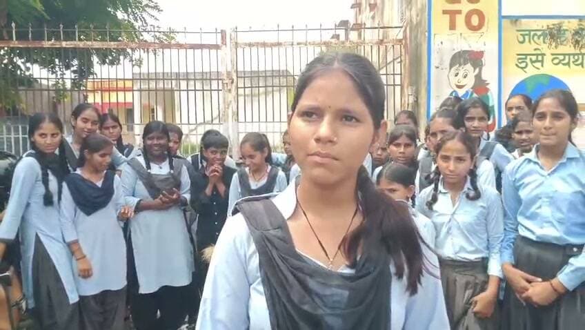 *मीना बड़ौदा महात्मा गांधी इंग्लिश मीडियम स्कूल का मामला:शिक्षकों की कमी से नाराज़ छात्राओं ने स्कूल के मुख्य गेट पर जड़ा ताला*
वजीरपुर उपखंड क्षेत्र के मीना बड़ौदा गांव स्थित महात्मा गांधी इंग्लिश मीडियम विद्यालय में शिक्षकों की कमी को लेकर मंगलवार को छात्राओं का आक्रोश फूट पड़ा। पढ़ाई प्रभावित होने से नाराज छात्राओं ने विद्यालय के मुख्य द्वार पर ताला जड़कर विरोध जताया। छात्राओं ने शिक्षा विभाग से विद्यालय में पर्याप्त संख्या में शिक्षक लगाने की मांग की।
*शिक्षकों की कमी से पढ़ाई प्रभावित*
छात्राओं के अनुसार विद्यालय में लंबे समय से शिक्षकों की कमी बनी हुई है। पर्याप्त शिक्षक नहीं होने के कारण अंग्रेजी, गणित जैसे कई विषयों की पढ़ाई प्रभावित हो रही है। नियमित कक्षाएं संचालित नहीं होने से विद्यार्थियों को परेशानी का सामना करना पड़ रहा है। छात्राओं का कहना है कि पढ़ाई को लेकर बार-बार समस्या सामने आने के बावजूद शिक्षकों की पर्याप्त व्यवस्था नहीं हो पाई है।
*प्रधानाचार्य भी चुनाव ड्यूटी पर*
विद्यालय में शिक्षकों की कमी के बीच प्रधानाचार्य को भी चुनाव ड्यूटी में लगा दिया गया है। इससे विद्यालय की शैक्षणिक और प्रशासनिक व्यवस्था को लेकर भी सवाल खड़े हो रहे हैं। छात्राओं और ग्रामीणों का कहना है कि जब स्कूल में पहले ही शिक्षक कम हैं, ऐसे में प्रधानाचार्य के चुनाव ड्यूटी पर रहने से विद्यालय की व्यवस्था पर अतिरिक्त असर पड़ रहा है।
*परीक्षा की तैयारी को लेकर चिंता*
छात्राओं ने बताया कि शिक्षकों की कमी के कारण विद्यार्थियों की पढ़ाई प्रभावित हो रही है। आगामी परीक्षाओं को देखते हुए छात्राओं में चिंता है। उनका कहना है कि सभी विषयों की नियमित पढ़ाई के लिए पर्याप्त शिक्षक होना जरूरी है। अंग्रेजी माध्यम विद्यालय में पढ़ने वाले विद्यार्थियों को गुणवत्तापूर्ण शिक्षा उपलब्ध कराने के लिए शिक्षा विभाग को तत्काल ध्यान देना चाहिए।
*मुख्य द्वार पर ताला लगाकर जताया विरोध*
शिक्षकों की कमी को लेकर नाराज छात्राओं ने विद्यालय के मुख्य द्वार पर ताला लगाकर विरोध दर्ज कराया। छात्राओं ने कहा कि उनका उद्देश्य विद्यालय की व्यवस्था बाधित करना नहीं, बल्कि अपनी पढ़ाई की समस्या की ओर जिम्मेदार अधिकारियों का ध्यान आकर्षित करना है।
ग्रामीणों ने भी विद्यालय में पर्याप्त शिक्षक लगाने की मांग का समर्थन किया। ग्रामीणों का कहना है कि गांव के बच्चों को बेहतर शिक्षा उपलब्ध कराने के उद्देश्य से अंग्रेजी माध्यम विद्यालय संचालित किया जा रहा है, लेकिन शिक्षकों की कमी के कारण विद्यार्थियों को परेशानी उठानी पड़ रही है।
*छात्राओं ने स्कूल के बाहर लगाए नारे,*
शिक्षकों की कमी को लेकर विरोध कर रही छात्राओं ने स्कूल परिसर के बाहर नारे लगाकर अपनी नाराजगी जताई। छात्राओं ने “हमें शिक्षक चाहिए”, “शिक्षकों की कमी दूर करो”, “हमारी पढ़ाई सुचारु करो” और “शिक्षा व्यवस्था सुधारो” जैसे नारे लगाए। छात्राओं का कहना था कि उनका विरोध पढ़ाई की व्यवस्था सुधारने और पर्याप्त शिक्षक उपलब्ध कराने के लिए है।
छात्रा ने कहा: “हमारे स्कूल में पर्याप्त शिक्षक नहीं हैं। कई विषयों की पढ़ाई प्रभावित हो रही है। ऊपर से प्रधानाचार्य को भी चुनाव ड्यूटी में लगा दिया गया है। हमारी मांग है कि स्कूल में जल्द पर्याप्त शिक्षक लगाए जाएं, ताकि हमारी पढ़ाई सुचारु रूप से हो सके।”
एक अन्य छात्रा ने कहा: “हम पढ़ाई करना चाहते हैं, लेकिन शिक्षकों की कमी के कारण हमें परेशानी हो रही है। हमारी मांग किसी के खिलाफ नहीं है, हम सिर्फ चाहते हैं कि स्कूल में सभी विषयों के शिक्षक लगाए जाएं और हमारी पढ़ाई प्रभावित नहीं हो।”
छात्राओं ने कहा कि परीक्षा नजदीक होने के कारण शिक्षकों की कमी को लेकर उनकी चिंता और बढ़ गई है। उन्होंने शिक्षा विभाग से जल्द से जल्द विद्यालय में पर्याप्त शिक्षक लगाने की मांग की।
*शिक्षा विभाग से तत्काल समाधान की मांग*
छात्राओं और ग्रामीणों ने शिक्षा विभाग से विद्यालय की स्थिति का जायजा लेकर विषयवार पर्याप्त शिक्षक लगाने की मांग की। साथ ही प्रधानाचार्य की चुनाव ड्यूटी के दौरान विद्यालय की प्रशासनिक व्यवस्था सुचारु रखने के लिए वैकल्पिक व्यवस्था करने की मांग की गई।
अब छात्राओं के विरोध के बाद शिक्षा विभाग की ओर से क्या कदम उठाया जाता है, इस पर ग्रामीणों और विद्यार्थियों की नजरें टिकी हैं।