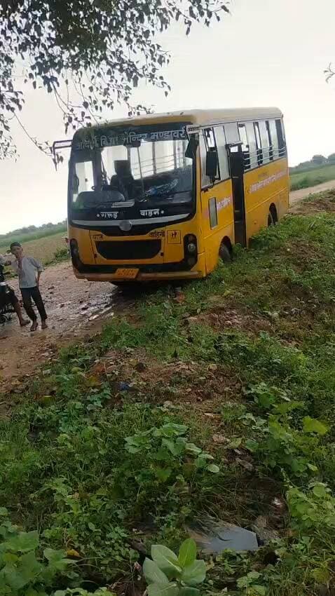 सवाई माधोपुर जिले की बरनाला तहसील में ग्राम पंचायत बिछोछ में गांव हलकारा कि झोपड़ी में बाबा के तिवारे से बैराड़ा रोड तक 3,8 किलोमीटर की रोड स्वीकृत हुई थी माननीय कैबिनेट मंत्री डॉ किरोडी लाल मीणा ने 1, करोड़ 75 लाख रुपए का बजट दिया था उस रोड का काम भी चल रहा है लेकिन डामरीकरण नहीं हुआ और काम इस प्रकार हुआ है की साइड में कोई साधन बचाव के लिए पर्याप्त जगह नहीं है 30 फीट का रास्ता था लेकिन आज आदर्श विद्या मंदिर विद्यालय मंडावरी की बस बच्चों को लेने आई तब उसने साइड में बचाने की कोशिश की तो वह बच्चों से भरी बस पलटी होती बाल बाल बच गए युवा नेता राजकमल मीणा ने बताया कि विभाग द्वारा इस कार्य की जांच की जाए और जल्दी से जल्दी डामरीकरण किया जाए