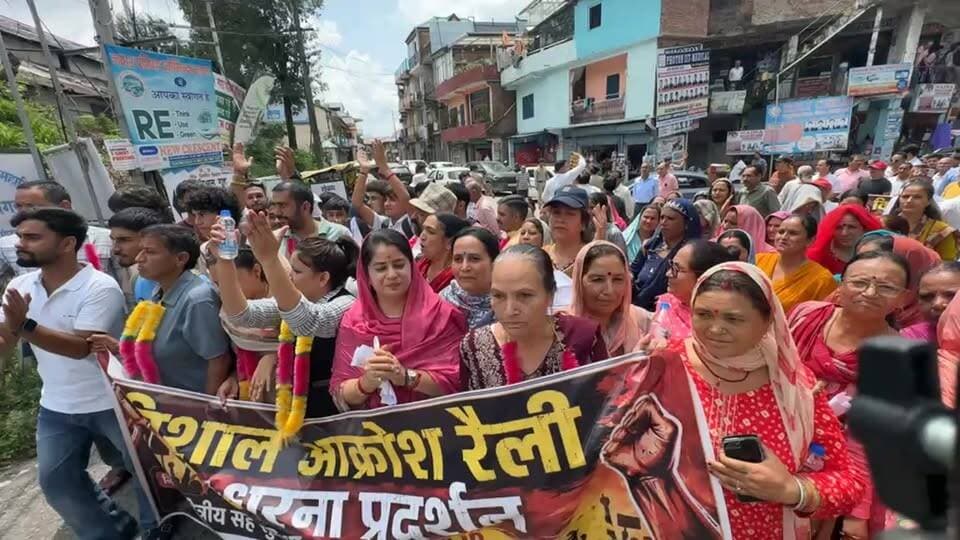RCFC स्थानांतरण के विरोध में आज एक बार फिर सड़कों पर उतरे जोगिंद्रनगर के राजनीतिक, व्यवसायी तथा आम लोग।
देखें Live-
सुनिए क्या कुछ कहते हैं-
#nonfollowersfriends #jogindernagar_mandi_himachal #facebookreelsviral #HungerStrike #protest #RCFC Indian National Congress - Himachal Pradesh BJP Himachal Pradesh Block Congress Committee Joginder Nagar Punjab Kesari / Himachal Indian National Congress Sukhvinder Singh Sukhu Indian National Congress - Punjab Bharatiya Janata Party (BJP) Prakash Rana MLA DC Mandi BJP Punjab