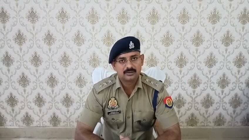 *दिनांक 24.08.2026 को थाना गड़वार पर सूचना प्राप्त हुई कि ग्राम रतसड़ की निवासी दो नाबालिग बच्चियाँ घर से ग्राम धनौती मेला देखने कहकर गई थी, वापस नहीं आई है, परिजन से प्राप्त तहरीर के आधार पर सुसंगत धाराओं में अभियोग पंजीकृत कर पुलिस टीम का गठन कर बरामदगी हेतु सार्थक प्रयास किया जा रहा है ।किसी को इस सम्बन्ध में सूचना होती है तो बलिया पुलिस को सूचित करने की कृपा करें। इस सम्बन्ध में क्षेत्राधिकारी नगर श्री सतीश कुमार शर्मा की वीडियो बाइट👇*