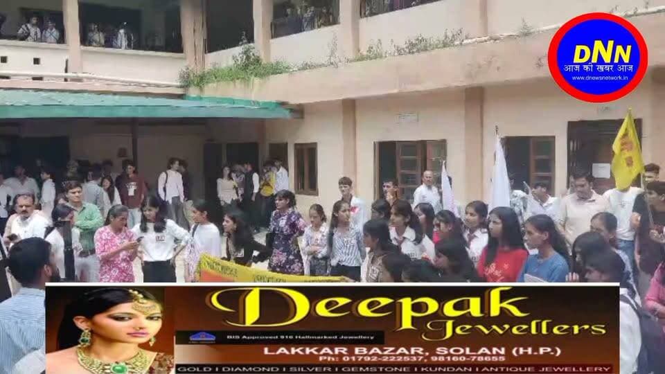 हिमाचल प्रदेश विश्वविद्यालय द्वारा की गई 25 प्रतिशत फीस वृद्धि के खिलाफ SFI का धरना-प्रदर्शन, कुलपति का पुतला जलाया गया
हिमाचल प्रदेश विश्वविद्यालय (HPU) द्वारा छात्रों पर की गई 25 प्रतिशत फीस वृद्धि के खिलाफ आज स्टूडेंट्स फेडरेशन ऑफ इंडिया (SFI), राजकीय महाविद्यालय सोलन इकाई द्वारा महाविद्यालय परिसर में धरना-प्रदर्शन किया गया। इस दौरान SFI कार्यकर्ताओं ने विश्वविद्यालय प्रशासन के खिलाफ जमकर नारेबाजी की तथा फीस वृद्धि के विरोध में हिमाचल प्रदेश विश्वविद्यालय के कुलपति (Vice Chancellor) का पुतला जलाकर विरोध दर्ज किया।
SFI का कहना है कि शिक्षा कोई व्यापार नहीं बल्कि प्रत्येक विद्यार्थी का अधिकार है। लगातार बढ़ती फीस छात्रों और उनके परिवारों पर अतिरिक्त आर्थिक बोझ डाल रही है। विशेषकर गरीब, मजदूर, किसान तथा निम्न आय वाले परिवारों से आने वाले विद्यार्थियों के लिए फीस में इस प्रकार की वृद्धि उच्च शिक्षा को और अधिक महंगा बनाने का काम करती है।
SFI के लगातार आंदोलन और छात्रों के दबाव के बाद हिमाचल प्रदेश विश्वविद्यालय प्रशासन द्वारा फीस वृद्धि में 15 प्रतिशत की कमी करने का निर्णय लिया गया है। SFI इसे छात्रों के संघर्ष की आंशिक जीत मानती है, लेकिन विश्वविद्यालय द्वारा की गई पूरी फीस वृद्धि अभी वापस नहीं ली गई है।
SFI स्पष्ट करना चाहती है कि जब तक फीस में की गई पूरी 25 प्रतिशत वृद्धि वापस नहीं ली जाती, तब तक आंदोलन समाप्त नहीं होगा। SFI आगे भी छात्रों को लामबंद करते हुए इस आंदोलन को और तेज करेगी।
धरना-प्रदर्शन के दौरान SFI कार्यकर्ताओं ने कहा कि विश्वविद्यालय प्रशासन को छात्रों की आर्थिक स्थिति को समझते हुए फीस बढ़ाने के बजाय शिक्षा को अधिक सुलभ और किफायती बनाने की दिशा में काम करना चाहिए। शिक्षा के व्यवसायीकरण और लगातार बढ़ती फीस के खिलाफ छात्रों को एकजुट होकर आवाज उठानी होगी।
SFI ने राजकीय महाविद्यालय सोलन के सभी छात्रों से आह्वान किया कि वे फीस वृद्धि के खिलाफ चल रहे संघर्ष में एकजुट हों और “पूरी फीस वृद्धि वापस लो” की मांग को मजबूती से उठाएं।
SFI ने स्पष्ट किया कि 15 प्रतिशत की कमी पर्याप्त नहीं है। जब तक पूरी फीस वृद्धि वापस नहीं ली जाती, तब तक SFI का संघर्ष जारी रहेगा। यदि विश्वविद्यालय प्रशासन छात्रों की मांग को स्वीकार नहीं करता है तो आने वाले समय में आंदोलन को और व्यापक किया जाएगा।