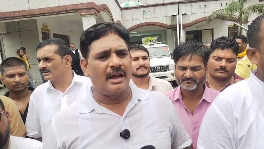 UGC के नए नियमों के विरोध में राजापुर तहसील में धरना-प्रदर्शन
चित्रकूट के राजापुर तहसील परिसर में UGC के नए नियमों के विरोध में सवर्ण समाज एकता मंच के कार्यकर्ताओं ने धरना-प्रदर्शन किया। इस दौरान प्रदर्शनकारियों ने जमकर नारेबाजी करते हुए नए नियमों को वापस लेने की मांग उठाई