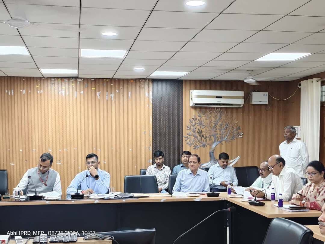 प्रभारी सचिव की अध्यक्षता में *आकांक्षी जिला एवं आकांक्षी प्रखण्ड से संबंधित समीक्षा* बैठक का आयोजन
====================
मुजफ्फरपुर जिला *अग्रणी जिलों* में से एक; निर्धारित लक्ष्य एवं बेसलाईन की तुलना में वर्तमान में उपलब्धि सराहनीय: प्रभारी सचिव
====================
अपर सचिव, सूचना एवं प्रौद्योगिकी विभाग, भारत सरकार -सह- प्रभारी सचिव, मुजफ्फरपुर जिला श्री सुनील कुमार की अध्यक्षता में आज समाहरणालय सभागार में आकांक्षी जिला एवं आकांक्षी प्रखण्ड से संबंधित समीक्षात्मक बैठक का आयोजन हुआ। इसमें एस्पायरेशनल डिस्ट्रिक्ट एवं ब्लाॅक कार्यक्रम के सभी इंडिकेटर पर विस्तृत समीक्षा की गई तथा अद्यतन स्थिति का जायजा लिया गया। प्रभारी सचिव ने कहा कि मुजफ्फरपुर जिला प्रगतिशील एवं अग्रणी जिलों में से एक है। निर्धारित लक्ष्य एवं बेसलाईन की तुलना में वर्तमान में काफी अच्छी उपलब्धि है। उन्होंने कहा कि एस्पायरेशनल डिस्ट्रिक्ट कार्यक्रम (एडीपी) के तहत 49 इंडिकेटर्स तथा एस्पायरेशनल ब्लाॅक कार्यक्रम (एबीपी) के तहत 39 इंडिकेटर्स शामिल है। इन सभी सूचकांकों पर आज एक-एक कर विस्तार से समीक्षा की गई है। एडीपी के तहत स्वास्थ्य एवं पोषण, शिक्षा, कृषि एवं संबद्ध सेवाएं, आधारभूत संरचना तथा वितीय समावेशन एवं कौशल विकास थीम पर विभागवार एवं इंडिकेटरवाईज समीक्षा की गई। इसमें पाया गया कि अनेक इंडिकेटर्स पर शत-प्रतिशत उपलब्धि है। कुल गर्भधारण की तुलना में एएनसी के लिए पंजीकृत गर्भवती महिलाओं की संख्या में काफी अच्छी प्रगति है। जुलाई माह में इसमें 179 प्रतिशत उपलब्धि पाई गई है। गंभीर रूप से एनीमिया के लिए जांच किए गए गर्भवती महिलाओं की तुलना में गंभीर रूप से एनीमिया के लिए उपचार किए गए गर्भवती महिलाओं के मामले में भी उपलब्धि शत-प्रतिशत है। जिलाधिकारी ने कहा कि सरकार के आदेश के आलोक में एनीमिया-मुक्त बिहार अभियान का आज से शुभारंभ हुआ है। इसके तहत इसपर विशेष जोर दिया जाएगा। समीक्षा में पाया गया कि जन्म के एक घंटा के अंदर स्तनपान कराए गए नवजात बच्चों की संख्या, 9-11 महीने के पूर्ण टीकाकृत बच्चों की संख्या, अनुमानित मामलों की तुलना में सरकारी एवं निजी संस्थानों में टीबी का नोटिफिकेशन दर, राष्ट्रीय सार्वजनिक स्वास्थ्य मानकों के अनुरूप अनुपालित प्राथमिक स्वास्थ्य केन्द्रों का प्रतिशत, प्रति 5 लाख की जनसंख्या पर एक एफआरयू (फ़र्स्ट रेफरल यूनिट) के आधार पर क्रियाशील एफआरयू का समानुपात, राष्ट्रीय सार्वजनिक स्वास्थ्य मानकों की अपेक्षा उपलब्ध स्पेशलिस्ट सुविधाओं का समानुपात, आंगनबाड़ी केन्द्रों में वीएचएसएनडी का आयोजन, आईसीडीएस कार्यक्रम के तहत पूरक पोषाहार लेने वाली गर्भवती महिलाओं का प्रतिशत, विद्यालयों में क्रियाशील बालिका ट्वायलेट, विद्यालयों में क्रियाशील पेयजल सुविधा, माध्यमिक स्तर पर विद्यालयों में क्रियाशील विद्युत सुविधा, प्रधान मंत्री फसल बीमा योजना के तहत खरीफ एवं रबी में कुल बोया गया क्षेत्र, पशुपालन के क्षेत्र में कुल वैक्सिनेटेड पशुओं की संख्या इत्यादि विभिन्न मानकों पर एडीपी में मुजफ्फरपुर जिला की उपलब्धि वांछित स्तर एवं बेसलाईन से काफी अच्छी है। मुजफ्फरपुर जिला का मुशहरी प्रखण्ड एस्पायरेशनल ब्लाॅक है। एबीपी प्रोग्राम की समीक्षा में पाया गया कि आईसीडीएस, स्वास्थ्य, शिक्षा, ग्रामीण विकास, जीविका इत्यादि क्षेत्रों में इस प्रखण्ड में काफी अच्छा कार्य किया जा रहा है। 39 विभिन्न इंडिकेटर्स में कई पर लगभग शत-प्रतिशत उपलब्धि है। प्रभारी सचिव ने इस पर अत्यंत प्रसन्नता व्यक्त की। उन्होंने कहा कि एडीपी एवं एबीपी कार्यक्रम के तहत नीति आयोग द्वारा निर्धारित विभिन्न सूचकांकों पर उत्कृष्ट उपलब्धि सराहनीय है। इसके लिए जिलाधिकारी के साथ-साथ उनकी सम्पूर्ण टीम बधाई के पात्र हैं।
जिलाधिकारी ने प्रभारी सचिव के संज्ञान में लाया कि मुजफ्फरपुर जिला में सरकार के उद्देश्यों के अनुरूप लोक-कल्याणकारी एवं विकासात्मक योजनाओं का सफल क्रियान्वयन किया जा रहा है। जिन इंडिकेटर्स पर कमी है, उसकी समीक्षा एवं गैप एनालिसिस की जा रही है। इन कमियों को हमलोग शीघ्र दूर करेंगे। उन्होंने कहा कि लिंगानुपात 870 है। इसमें सुधार लाने के लिए हमलोग सतत प्रयासरत हैं। ऐक्शन प्लान के अनुसार कार्य किया जा रहा है। संस्थागत प्रसव में सुधार लाने के लिए बहुआयामी कार्य किया जा रहा है। विद्यालयों में बच्चों के इनराॅलमेन्ट पर विशेष ध्यान दिया जा रहा है। जिलाधिकारी ने कहा कि इन सब एरिया को फोकस एरिया मानते हुए हमलोग प्राथमिकता के साथ कार्य कर रहे हैं।
प्रभारी सचिव ने कहा कि सरकार विकास के प्रति पूर्णतः सजग एवं तत्पर है। उन्होंने कहा कि जिलाधिकारी के नेतृत्व में मुजफ्फरपुर जिला विकास का नया आयाम गढ़ रहा है। जीविका, महिला एवं बाल कल्याण, कृषि, शिक्षा इत्यादि क्षेत्रों में जो बेहतर कार्य किए जा रहे हैं, उसके लिए मुजफ्फरपुर जिला को अनेक बार सम्मानित किया जा चुका है। यहाँ की सफलता की कहानियाँ राष्ट्रीय स्तर पर प्रचलित है। प्रभारी सचिव ने कहा कि जैसा कि जिलाधिकारी ने कहा कुछ मानकों पर अभी और कार्य करने की आवश्यकता है। हम आशा करते हैं कि इन इंडिकेटर्स पर भी भविष्य में सुधार परिलक्षित होगा। वैश्विक परिवर्तन को देखते हुए हम सबको विकास के प्रति सजग, सक्रिय एवं प्रतिबद्ध रहना होगा।
इस बैठक में सिविल सर्जन, जिला योजना पदाधिकारी, जिला कार्यक्रम पदाधिकारी आईसीडीएस, जिला शिक्षा पदाधिकारी, जिला कृषि पदाधिकारी, जिला पशुपालन पदाधिकारी, डीपीएम जीविका सहित विभिन्न विभागों के जिला स्तरीय पदाधिकारी उपस्थित थे।