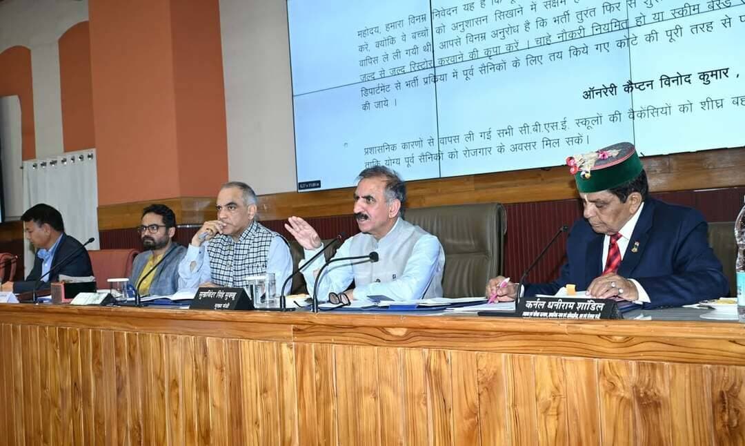मुख्यमंत्री ठाकुर सुखविन्द्र सिंह सुक्खू सचिवालय में भूतपूर्व सैनिक कल्याण बोर्ड की बैठक की अध्यक्षता करते हुए।