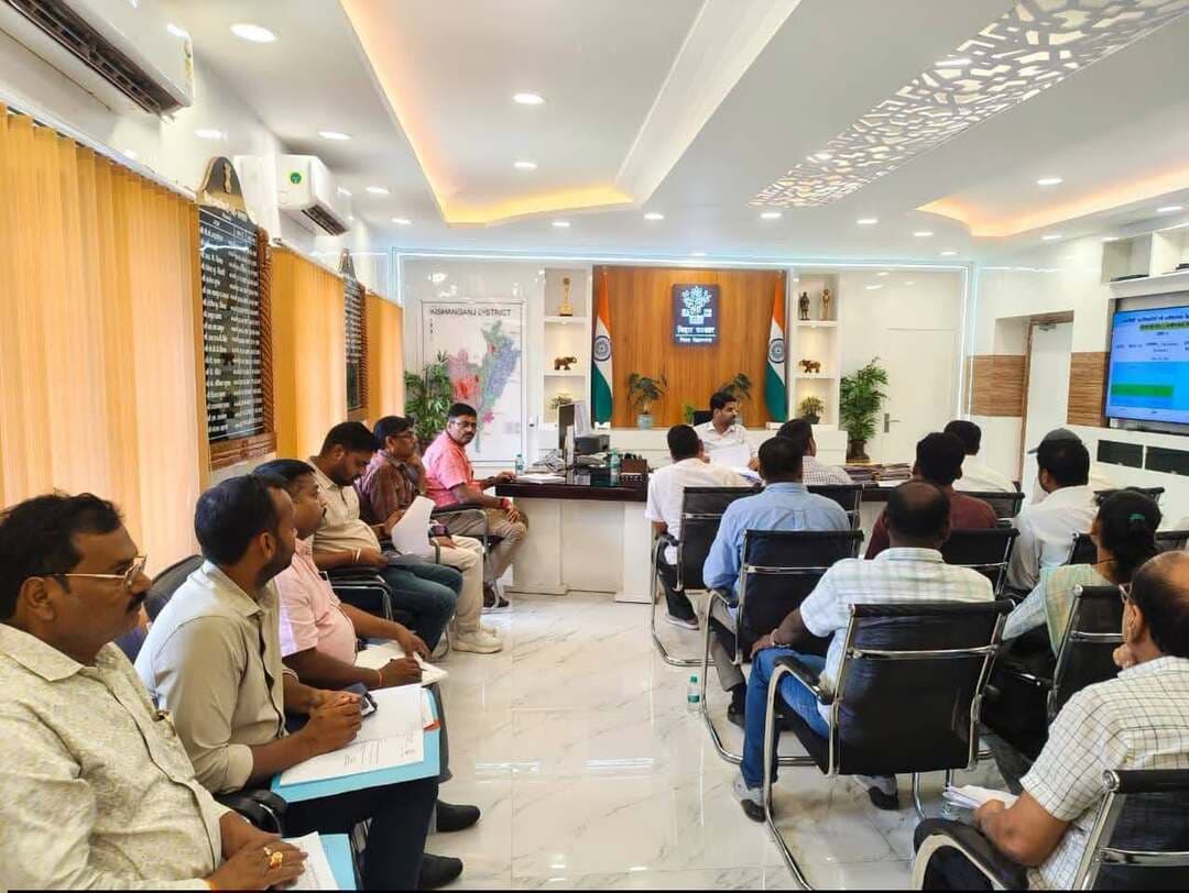 तकनीकी पदाधिकारियों की समीक्षात्मक बैठक में जिलाधिकारी ने दिए आवश्यक निर्देश
आज दिनांक 25 अगस्त 2026 को श्री नवीन कुमार , जिला पदाधिकारी, किशनगंज की अध्यक्षता में जिलांतर्गत तकनीकी विभागों द्वारा संचालित योजनाओं के कार्य प्रगति की संबंधित सभी पदाधिकारियों के साथ समीक्षात्मक बैठक आयोजित की गई।
बैठक का मुख्य उद्देश्य जिलेभर में संचालित विभिन्न निर्माण कार्यों एवं विकास योजनाओं की प्रगति की समीक्षा करना तथा कार्यान्वयन में आ रही समस्याओं का समाधान सुनिश्चित करना था।
बैठक के दौरान भवन निर्माण विभाग, विद्युत विभाग, कृषि विपणन यार्ड, ग्रामीण कार्य विभाग, नगर विकास एवं आवास विभाग, स्थानीय क्षेत्र अभियंत्रण संगठन कार्य प्रमंडल, पथ निर्माण विभाग, लोक स्वास्थ्य प्रमंडल एवं अन्य तकनीकी शाखाओं से संबंधित योजनाओं की अद्यतन स्थिति की विस्तृत समीक्षा की गई एवं संबंधित पदाधिकारियों को आवश्यक दिशा-निर्देश दिए गए।
किशनगंज जिलान्तर्गत अवर निबंधन कार्यालय, ठाकुरगंज में अवर निबंधक आवास के निर्माण कार्य के संबंध में कार्यपालक अभियंता, भवन प्रमंडल, किशनगंज द्वारा अवगत कराया गया कि अविलंब निर्माण कार्य पूर्ण करा लिया जाएगा।
नगर परिषद, किशनगंज अंतर्गत खेल भवन के पीछे स्थित सरकारी भूमि पर मुख्यमंत्री समग्र योजना के तहत पार्क विकास कार्य बुडको, किशनगंज द्वारा प्राथमिकता के आधार पर कराया जा रहा है, जो वर्तमान में प्रगति पर है। जिलाधिकारी महोदय द्वारा निदेश दिया गया कि इसे जल्द पूर्ण कराया जाय ।
भवन प्रमंडल किशनगंज की समीक्षा के क्रम में कार्यपालक अभियंता द्वारा बताया गया कि किशनगंज जिलान्तर्गत पोठिया एवं किशनगंज प्रखंड में प्रखंड सह अंचल कार्यालय का निर्माण कार्य कराया जा रहा है जो ग्राउंड फ्लोर तक पूर्ण हो चुका है जिलाधिकारी महोदय द्वारा निर्देशित किया गया कि इसमें तेजी लाते हुए समय सीमा के अंदर पूर्ण करना सुनिश्चित करेंगे।
स्थानीय क्षेत्र अभियंत्रण संगठन कार्य प्रमंडल की समीक्षा करते हुए जिलाधिकारी महोदय ने निर्देशित करते हुए कहा कि सामुदायिक भवन सह वर्कशेड निर्माण , संयुक्त योजना भवन निर्माण ,पंचायत सरकार भवन निर्माण कार्य समयबद्ध तरीके से सुनिश्चित करेंगे ।
निर्देश देते हुए उन्होंने कहा कि सभी आंगनबाड़ी केंद्रों में शौचालय एवं पेयजल की व्यवस्था हर हाल में सुनिश्चित करेंगे ।
निर्देश देते हुए उन्होंने कहा कि सभी योजनाओं का स्थलीय निरीक्षण करते हुए कार्य में प्रगति लाना सुनिश्चित करेंगे ।
कार्यपालक अभियंता बाढ़ नियंत्रण एवं जल निस्सरण द्वारा बताया गया कि रमजान नदी का सौंदर्यीकरण कार्य प्रगति पर है।
जिलाधिकारी महोदय ने निर्देश देते हुए कहा है कि मार्केट एरिया में निर्माणाधीन सड़कों का कार्य शीघ्र पूर्ण करना सुनिश्चित करेंगे ।
विद्युत विभाग की समीक्षा के क्रम में बताया गया कि ठाकुरगंज एरिया ट्रांसमिशन लाइन का कार्य लगभग पूर्ण हो चुका है ।
बिहार स्टेट रोड डेवलपमेंट कॉरपोरेशन लिमिटेड के अभियंता ने बताया कि राज्य उच्च पथ संख्या 99 का निर्माण कार्य लगभग 87% पूर्ण हो चुका है जिसे जल्द ही पूर्ण कर लिया जाएगा ।
बुडको के कार्यपालक अभियंता ने बताया कि योजनाओं का कार्य प्रगति पर है , जल्द ही पूर्ण कर लिया जाएगा ।
जिला योजना पदाधिकारी को निर्देश देते हुए उन्होंने कहा कि बालू, मिट्टी, भूमि विवाद, अतिक्रमण आदि के कारण योजनाएं प्रभावित न हो, इसका विशेष ख्याल रखा जाए ।
इस अवसर पर अपर समाहर्ता जिला लोक शिकायत निवारण पदाधिकारी, जिला योजना पदाधिकारी , सभी कार्यपालक पदाधिकारी सहित विभिन्न विभागों के कार्यपालक अभियंता उपस्थित थे।
Information & Public Relations Department, Government of Bihar
#IPRDBihar
@followers
District Kishanganj