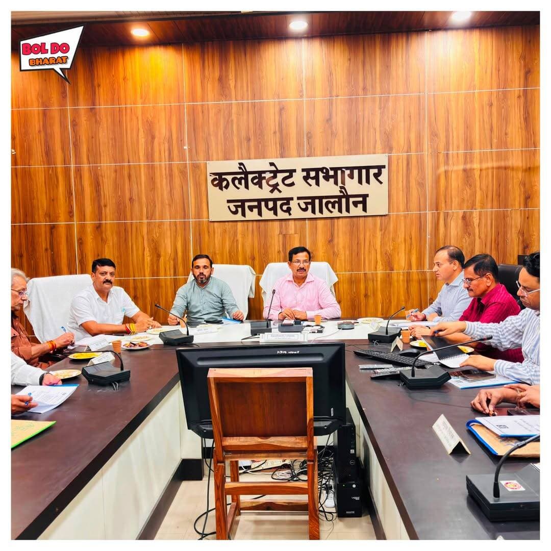 उरई विकास प्राधिकरण की 31 वीं बोर्ड बैठक सम्पन्न- नई टॉउनशिप हेतु भूमि दर का बोर्ड द्वारा अनुमोदन,
उरई महायोजना-2031 का बनेगा जोनल प्लान, शहर में कई स्थलों पर लगेगें हाईमास्ट रोशन होगा शहर
जितेंद्र गुप्ता ✍️। उरई
मण्डलायुक्त झांसी/अध्यक्ष उरई विकास प्राधिकरण, उरई श्री विमल कुमार दुबे की अध्यक्षता में उरई विकास प्राधिकरण की 31वीं बोर्ड बैठक कलेक्ट्रेट सभागार में वर्चुअल माध्यम से सम्पन्न हुई। उक्त बैठक में 30वीं बोर्ड बैठक के प्रस्तावों के अनुपालन की समीक्षा की गई तथा प्रस्तावित एजेंडा एवं अवस्थापना निधि से संबंधित प्रस्तावों को सर्वसम्मति से अनुमोदन प्रदान किया गया। बैठक के दौरान मुख्यमंत्री शहरी विस्तारीकरण/नए शहर प्रोत्साहन योजना के अंतर्गत मौजा बडेरा एवं बड़ागाँव तहसील उरई में प्रस्तावित नई टाउनशिप हेतु आपसी सहमति से नियमानुसार भूमि क्रय किए जाने हेतु भूमि दरों का अनुमोदन प्रदान किया गया।
उरई महायोजना- 2031 के अंतर्गत निर्धारित विकास क्षेत्र का जोनल प्लान बनाने हेतु बोर्ड द्वारा अनुमोदन प्रदान किया गया। जोनल प्लान बन जाने से विभिन्न भू प्रयोग के अंतर्गत अनुमन्य क्रियाओं का मानचित्र स्वीकृत होना आसान हो जाएगा। इसके अतिरिक्त उरई शहर के विभिन्न स्थलों पर सड़क, इंटरलॉक एवं प्रकाश व्यवस्था से सम्बन्धित प्रस्तावों को स्वीकृति दी गयी। बोर्ड बैठक में मण्डलायुक्त/अध्यक्ष उरई विकास प्राधिकरण के अतिरिक्त जिलाधिकारी/उपाध्यक्ष उरई विकास प्राधिकरण राजेश कुमार पाण्डेय, सचिव परमानन्द यादव, सहयुक्त नियोजक स्मिता निगम, प्राधिकरण के मुख्य लेखाधिकारी सहित बोर्ड सदस्य बृजभूषण सिंह मुन्नू, डा. अनिल यादव एवं दिलीप दुबे तथा प्राधिकरण के अभियन्ता सहित अन्य समस्त कार्मिक उपस्थित रहे।
<nis:link nis:type=tag nis:id=odajalaun nis:value=ODAJALAUN nis:enabled=true nis:link/> <nis:link nis:type=tag nis:id=उरईविकासप्राधिकरण nis:value=उरईविकासप्राधिकरण nis:enabled=true nis:link/> <nis:link nis:type=tag nis:id=dmjalaun nis:value=dmjalaun nis:enabled=true nis:link/> <nis:link nis:type=tag nis:id=jalaunnews nis:value=jalaunnews nis:enabled=true nis:link/> <nis:link nis:type=tag nis:id=boldobharat nis:value=boldobharat nis:enabled=true nis:link/> <nis:link nis:type=tag nis:id=districtjalaun nis:value=districtjalaun nis:enabled=true nis:link/> <nis:link nis:type=tag nis:id=orainews nis:value=OraiNews nis:enabled=true nis:link/> <nis:link nis:type=tag nis:id=upnews nis:value=UPNews nis:enabled=true nis:link/>