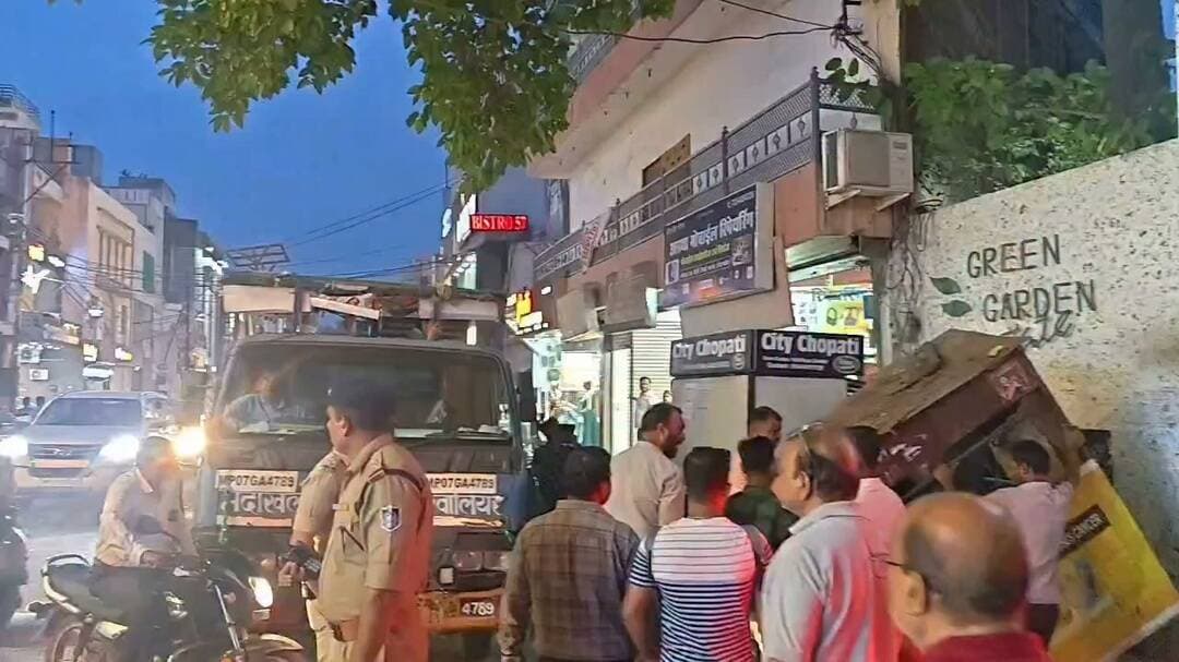 त्यौहारों को दृष्टिगत रखते हुए *वरिष्ठ पुलिस अधीक्षक ग्वालियर धर्मवीर सिंह (भापुसे)* के निर्देश पर ग्वालियर पुलिस द्वारा शहर के विभिन्न थाना क्षेत्रों में पैदल भ्रमण कर सुरक्षा एवं यातायात व्यवस्था का जायजा लिया गया।
प्रमुख बाजारों, भीड़भाड़ वाले क्षेत्रों एवं संवेदनशील स्थानों पर भ्रमण कर संदिग्ध व्यक्तियों की चेकिंग की गई।
दुकानदारों को अपने वाहन दुकान के सामने सड़क पर खड़े कर यातायात बाधित न करने तथा सड़क पर सामान न रखने की समझाइश दी गई।
#newsimpact #gwalior
Gwalior Police