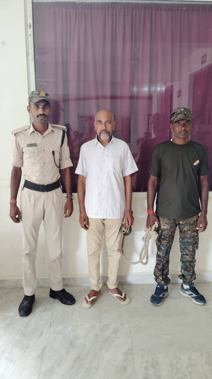 चाकन्द थाने की पुलिस ने रंग/दारी मा/मले में एक आ/रोपी को प/क/ड़ा.