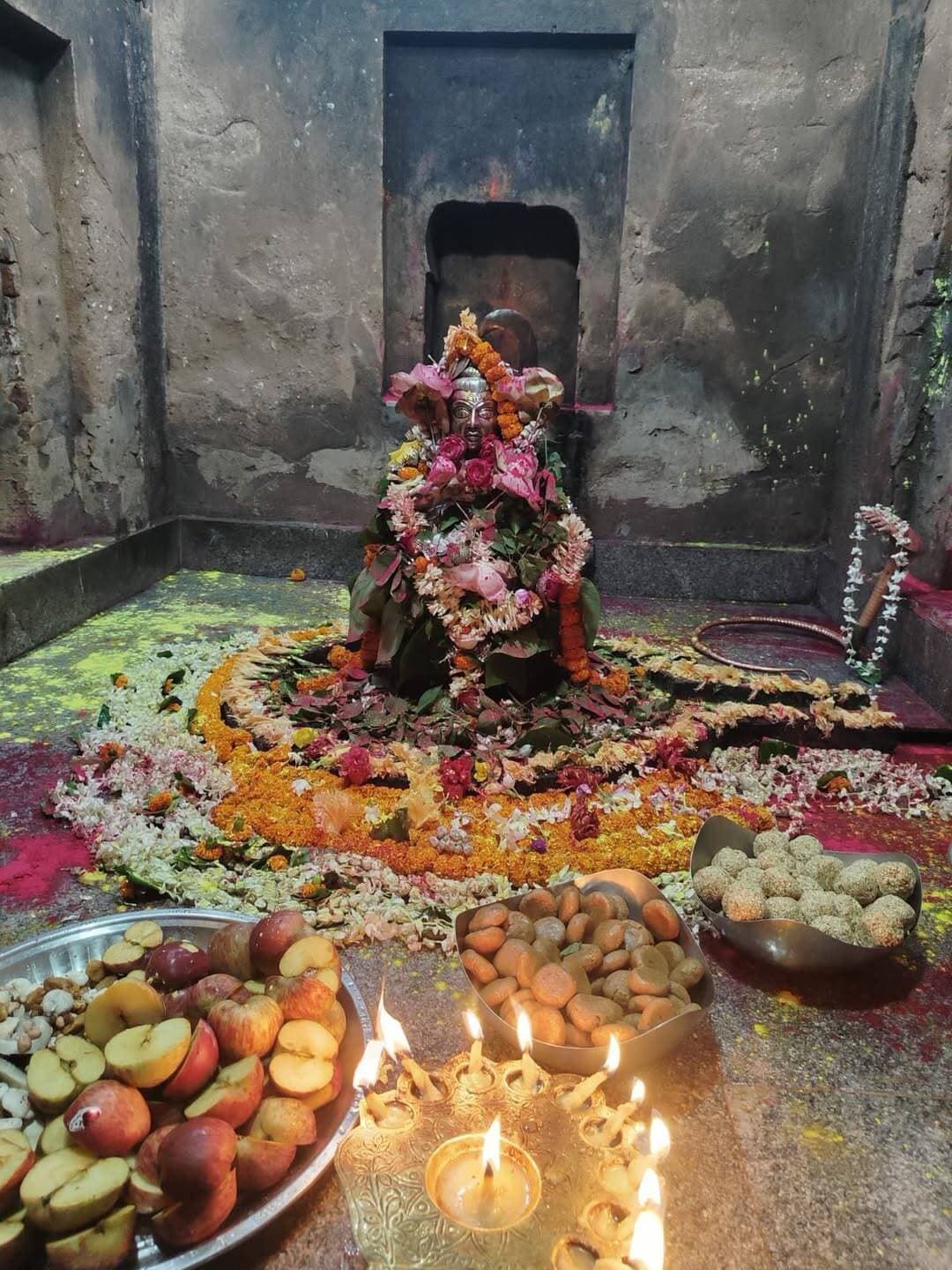 बाबा कोटेश्वर नाथ मंदिर में किया गया श्रृंगार दर्शन पूजा.