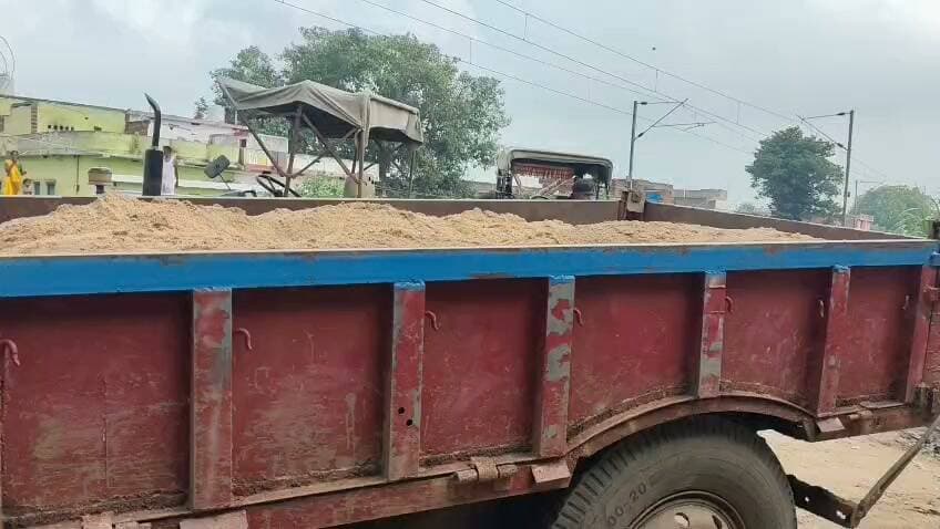 चाकन्द थाने की पुलिस ने अ/वै/ध ख/न/न को लेकर कार्र/वाई .करते हुए दो ट्रैक्टर को प*क/ड़ा