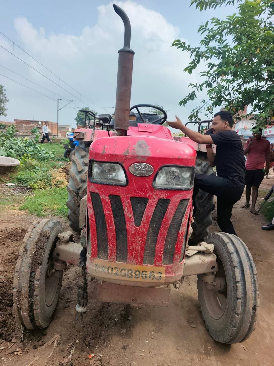 चाकन्द थाने की पुलिस ने दो ट्रैक्टर को बालू से ल/दा प*क*ड़ा