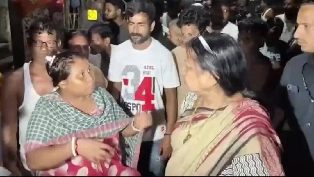 মানিকতলায় ভেঙে পড়ল দোতলা বাড়ির একাংশ, অল্পের জন্য রক্ষা পেল দুই পরিবার
গভীর রাতে আচমকাই বিকট শব্দ! হুড়মুড়িয়ে ভেঙে পড়ল দোতলা বাড়ির একাংশ। আতঙ্কে ছোটাছুটি শুরু হয়ে যায় বাসিন্দাদের মধ্যে। তবে বড়সড় দুর্ঘটনার হাত থেকে অল্পের জন্য রক্ষা পেলেন বাড়িতে থাকা দুই পরিবার। মঙ্গলবার গভীর রাতে মানিকতলার ওয়ার্ডস ইনস্টিটিউটের কাছে এই ঘটনাকে কেন্দ্র করে ব্যাপক চাঞ্চল্য ছড়ায়।
স্থানীয় সূত্রে খবর, বাড়ির একাংশ ভেঙে পড়ার সময় বাড়ির ভিতরে ছিলেন দুই পরিবারের সদস্যরা। একটি পরিবার তখন ঘুমোচ্ছিল। অন্য পরিবার ব্যস্ত ছিল রাতের খাবারে। আচমকাই বাড়ির অংশ ভেঙে পড়ার বিকট শব্দে ঘুম ভেঙে যায় এবং মুহূর্তের মধ্যে আতঙ্ক ছড়িয়ে পড়ে