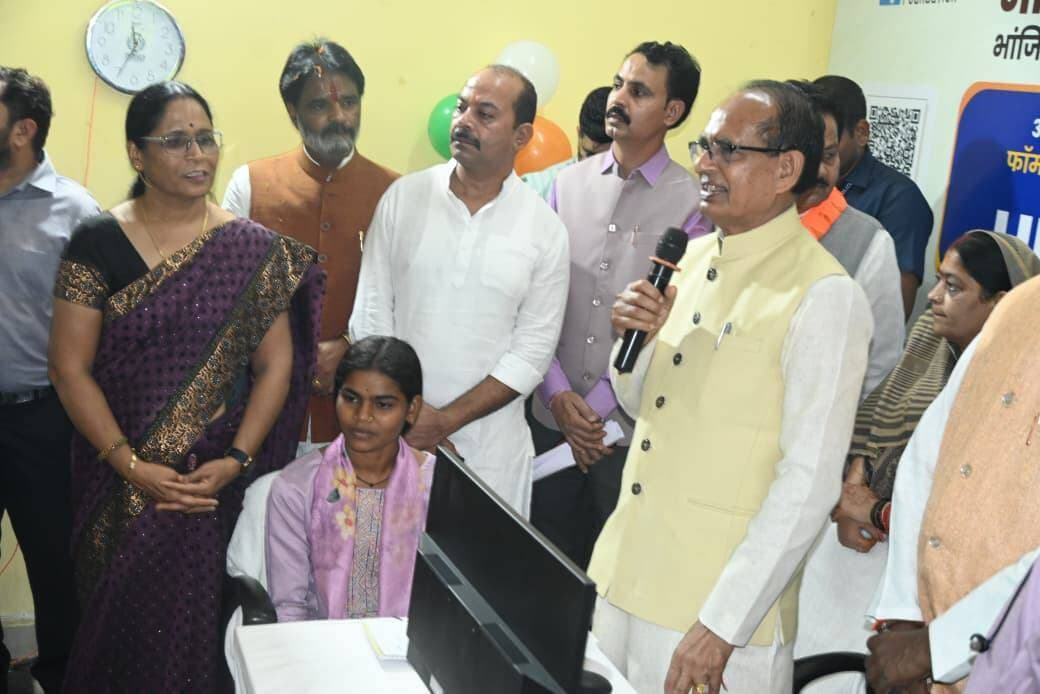 केन्द्रीय मंत्री श्री चौहान ने रायसेन में शास.कन्या महाविद्यालय में हेल्प डेस्क का किया शुभारंभ
अजीम प्रेमजी स्कॉलरशिप योजना हेतु स्वयं आवेदन भरने की प्रक्रिया कराई पूर्ण
शासकीय कन्या महाविद्यालय में कम्प्यूटर लैब का किया लोकार्पण
––––
––––
केन्द्रीय कृषि एवं ग्रामीण विकास मंत्री श्री शिवराज सिंह चौहान द्वारा सोमवार को रायसेन में शासकीय कन्या महाविद्यालय में अजीम प्रेजमी स्कॉलरशिप योजना के तहत छात्राओं को फार्म भरने में सुविधा के लिए हेल्प डेस्क का शुभारंभ किया गया। इस दौरान उन्होंने स्वयं छात्रा कु. दीक्षा का अजीम प्रेजमी स्कॉलरशिप योजना के तहत आवेदन करने की प्रकिया पूर्ण कराई। इस दौरान उन्होंने महाविद्यालय में उपस्थित छात्राओं तथा वीसी के माध्यम जिले के सभी शासकीय महाविद्यालयों की छात्राओं से योजना की जानकारी साझा करते हुए पात्र छात्राओं को समय पर आवेदन करने के लिए प्रेरित किया। इस दौरान सांची विधायक डॉ प्रभुराम चौधरी, भोजपुर विधायक श्री सुरेन्द्र पटवा, जिला पंचायत अध्यक्ष श्री यशवंत मीणा, पूर्व केबीनेट मंत्री श्री रामपाल सिंह भी साथ रहे।
केन्द्रीय मंत्री श्री चौहान छात्राओं को संबोधित करते हुए कहा कि कोई भी पात्र छात्रा, स्कॉलरशिप योजना के तहत आवेदन करने से छूटे नहीं और आवेदन भरते समय कोई त्रुटि ना हो! इसके लिए महाविद्यालय में छात्राओं की सुविधा को ध्यान में रखते हुए विशेष हेल्प डेस्क स्थापित की गई है। हेल्प डेस्क के माध्यम से छात्राओं को छात्रवृत्ति योजना से संबंधित पात्रता, आवेदन प्रक्रिया, आवश्यक दस्तावेज, फार्म भरने और आवेदन जमा करने की प्रक्रिया की जानकारी देने के साथ ही आवेदन भी भरे जाएंगे। केन्द्रीय कृषि मंत्री श्री चौहान ने कहा कि आर्थिक कारणों से किसी भी छात्रा की पढ़ाई प्रभावित नहीं होनी चाहिए। सरकार द्वारा संचालित स्कॉलपरशिप योजनाओं तथा विभिन्न संगठनों द्वारा भी संचालित की जा रहीं स्कॉलरशिप योजनाओं का लाभ सभी पात्र विद्यार्थियों तक पहुंचना जरूरी है। उन्होंने प्राचार्य तथा अन्य अधिकारियों को निर्देशित किया कि कोई भी पात्र छात्रा, आवेदन भरने से छूटे नहीं। केन्द्रीय मंत्री श्री चौहान से संवाद के दौरान छात्राओं ने कहा कि महाविद्यालय में ही मार्गदर्शन और आवेदन संबंधी सहायता मिलने से उन्हें काफी सुविधा होगी। इस अवसर पर कलेक्टर श्री अरूण कुमार विश्वकर्मा, पुलिस अधीक्षक श्री आशुतोष गुप्ता, जिला पंचायत सीईओ श्री कमल सोलंकी तथा अन्य अधिकारी भी उपस्थित रहे।
शासकीय कन्या महाविद्यालय में कम्प्यूटर लैब का किया लोकार्पण
केन्द्रीय कृषि मंत्री श्री चौहान द्वारा शासकीय कन्या महाविद्यालय में कम्प्यूटर लैब का भी लोकार्पण किया गया। इस दौरान लैब का अवलोकन किया तथा छात्राओं से आत्मीय संवाद कर उन्हें पूरी लगन और मेहनत से पढ़ाई करने के लिए प्रेरित किया। इसके साथ ही महाविद्यालय परिसर में जनप्रतिनधियों द्वारा पौधरोपण भी किया गया। इस अवसर पर सांची विधायक डॉ प्रभुराम चौधरी, भोजपुर विधायक श्री सुरेन्द्र पटवा, जिला पंचायत अध्यक्ष श्री यशवंत मीणा, पूर्व केबीनेट मंत्री श्री रामपाल सिंह तथा श्री राकेश शर्मा भी साथ रहे।
अजीम प्रेमजी स्कॉलरशिप हेतु 31 अगस्त तक जमा होंगे आवेदन
उच्च शिक्षा के लिए छात्राओं को आर्थिक सहायता उपलब्ध कराने के उद्देश्य से अजीम प्रेमजी छात्रवृत्ति योजना के तहत वर्ष 2026-27 के प्रथम चरण के लिए आवेदन करने की अंतिम तिथि 31 अगस्त 2026 निर्धारित की गई है। छात्रवृत्ति के लिए आवेदन पूरी तरह निःशुल्क है तथा आवेदन के किसी भी चरण पर किसी प्रकार का शुल्क देय नहीं है। योजना के तहत ऐसी छात्राएं पात्र हैं, जिन्होंने सरकारी स्कूल से कक्षा 10वीं और 12वीं की पढ़ाई की हो तथा किसी प्रमाणिक उच्च शिक्षा संस्थान में डिग्री या डिप्लोमा कार्यक्रम के प्रथम वर्ष में प्रवेश लिया हो। प्रमाणिक उच्च शिक्षा संस्थानों में सभी सरकारी संस्थान तथा चयनित निजी उच्च शिक्षा संस्थान शामिल हैं।
यह छात्रवृत्ति निर्धारित पात्र राज्यों एवं केंद्र शासित प्रदेशों की छात्राओं के लिए उपलब्ध है, जिसमें मध्य प्रदेश भी शामिल है। छात्रवृत्ति के तहत डिग्री या डिप्लोमा कार्यक्रम की पूरी अवधि के लिए प्रतिवर्ष 30 हजार रुपये की सहायता दी जाएगी। छात्रा के सफलतापूर्वक अध्ययन जारी रखने तक यह सहायता मिलती रहेगी। उदाहरण के लिए चार वर्षीय बीएससी नर्सिंग कार्यक्रम में अध्ययनरत छात्रा को चार वर्षों में कुल 1 लाख 20 हजार रुपये की छात्रवृत्ति प्राप्त होगी। राशि प्रत्येक वर्ष दो किस्तों में छात्रा के बैंक खाते में सीधे हस्तांतरित की जाएगी। आवेदन के लिए छात्रा का रंगीन फोटो, आधार कार्ड के सामने वाले हिस्से की रंगीन प्रति, स्वयं के सक्रिय बैंक खाते की पासबुक के प्रथम पृष्ठ की स्कैन कॉपी, जिसमें नाम, खाता संख्या, आईएफएससी कोड एवं बैंक शाखा की जानकारी स्पष्ट हो, कक्षा 10वीं एवं 12वीं की अंकसूची तथा कॉलेज की प्रवेश शुल्क रसीद अथवा बोनाफाइड प्रमाण-पत्र आवश्यक है।
#Raisen Jansampark Madhya Pradesh JDjansampark Bhopal Bhopal Commissioner