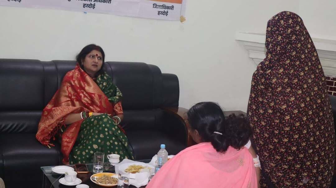 महिला जनसुनवाई में राज्य महिला आयोग सदस्य ने सुनीं 28 शिकायतें
हरदोई, 25 अगस्त 2026। राज्य महिला आयोग, उत्तर प्रदेश की सदस्य एकता सिंह ने मंगलवार को निरीक्षण भवन, पीडब्ल्यूडी गेस्ट हाउस में महिला जनसुनवाई की। जनसुनवाई के दौरान कुल 28 शिकायतें प्राप्त हुईं।
राज्य महिला आयोग की सदस्य ने महिला उत्पीड़न, छेड़छाड़, दहेज उत्पीड़न सहित अन्य मामलों से संबंधित शिकायतों को गंभीरता से सुना। उन्होंने संबंधित अधिकारियों को शिकायतों का प्रभावी एवं समयबद्ध निस्तारण सुनिश्चित करने के निर्देश दिए।
थानों से संबंधित मामलों में उन्होंने संबंधित थाना प्रभारियों को आवश्यक कार्रवाई करते हुए शिकायतों का शीघ्र निस्तारण करने के निर्देश दिए। साथ ही लंबित प्रकरणों की समीक्षा करते हुए उनके निस्तारण की स्थिति की जानकारी भी ली।
महिलाओं के हित में संचालित विभिन्न कल्याणकारी योजनाओं की भी उन्होंने जानकारी ली। उन्होंने जिला प्रोबेशन अधिकारी को निर्देशित किया कि पात्र एवं पीड़ित महिलाओं को शासन द्वारा संचालित योजनाओं का प्राथमिकता के आधार पर लाभ दिलाया जाए।
जनसुनवाई के दौरान नगर मजिस्ट्रेट संजय कुमार, जिला प्रोबेशन अधिकारी संजय कुमार निगम, सीओ सिटी, डिप्टी सीएमओ, वरिष्ठ सहायक सतीश कुमार, सेंटर मैनेजर शाहाबाद मिथिलेश कुमारी, सुरभि सिंह सहित संबंधित अधिकारी एवं कर्मचारी उपस्थित रहे।