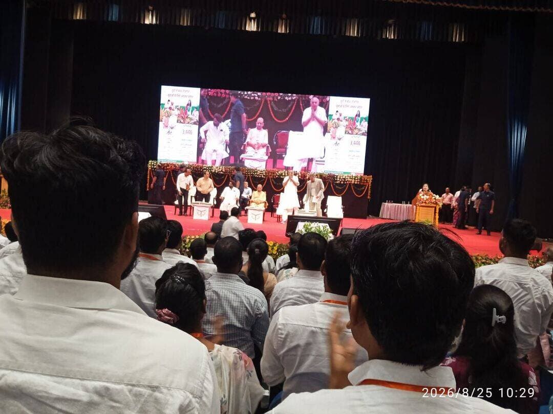 मुख्यमंत्री ने लखनऊ से किया नियुक्ति पत्र वितरण कार्यक्रम का शुभारंभ, हरदोई के 46 नवचयनित प्राविधिक सहायकों को मिले नियुक्ति पत्र
हरदोई, 25 अगस्त 2026। मुख्यमंत्री योगी आदित्यनाथ ने मंगलवार को लखनऊ स्थित इंदिरा गांधी प्रतिष्ठान में आयोजित कार्यक्रम के दौरान कृषि विभाग के नवनियुक्त 3,446 प्राविधिक सहायक (ग्रुप-सी) को नियुक्ति पत्र वितरित किए। इसी क्रम में हरदोई जनपद के 46 नवचयनित प्राविधिक सहायकों को भी नियुक्ति पत्र वितरित किए गए।
कार्यक्रम के दौरान उप कृषि निदेशक हरदोई डॉ. राजेश कुमार और जिला कृषि रक्षा अधिकारी इन्द्रजीत यादव द्वारा जनपद के चयनित 46 अभ्यर्थियों को नियुक्ति पत्र वितरित कराए गए।
मुख्यमंत्री योगी आदित्यनाथ ने नवनियुक्त कृषि तकनीकी सहायकों को संबोधित करते हुए कहा कि उनकी जिम्मेदारी केवल सरकारी कार्यों तक सीमित नहीं है। उन्हें कृषि की आधुनिक तकनीकों को किसानों के खेत तक पहुंचाने में महत्वपूर्ण भूमिका निभानी होगी। इससे किसानों को नई तकनीक अपनाने और कृषि उत्पादन में सुधार करने में सहायता मिलेगी।
कृषि मंत्री सूर्य प्रताप शाही ने कहा कि कृषि तकनीकी सहायकों की नियुक्तियों में आरक्षण एवं रोस्टर का पालन करते हुए पारदर्शी तरीके से चयन प्रक्रिया पूरी की गई है।
कार्यक्रम को कृषि मंत्री सूर्य प्रताप शाही, राज्य मंत्री (स्वतंत्र प्रभार) दिनेश प्रताप सिंह और राज्य मंत्री बलदेव सिंह औलख ने भी संबोधित किया। इस अवसर पर प्रमुख सचिव कृषि सहित विभाग के अन्य अधिकारी मौजूद रहे।
15 दिन के भीतर प्रमाण-पत्र प्रस्तुत करना अनिवार्य
प्राविधिक सहायक ग्रुप-सी के नियुक्ति प्राधिकारी एवं उप कृषि निदेशक हरदोई डॉ. राजेश कुमार ने बताया कि जनपद के लिए चयनित सभी अभ्यर्थियों को 15 दिवस के भीतर निर्धारित अर्हता संबंधी प्रमाण-पत्रों के साथ अंकतालिकाओं की प्रतियां, जाति प्रमाण-पत्र तथा दिव्यांगता प्रमाण-पत्र, यदि लागू हो, स्वप्रमाणित करके प्रस्तुत करना होगा। इसके साथ ही मूल प्रमाण-पत्र भी प्रस्तुत करने होंगे।
चयनित अभ्यर्थियों को स्वास्थ्य प्रमाण-पत्र, चल-अचल संपत्ति प्रमाण-पत्र सहित अन्य आवश्यक दस्तावेजों के साथ योगदान आख्या भी प्रस्तुत करनी होगी। निर्धारित समय सीमा के भीतर दस्तावेज एवं योगदान आख्या प्रस्तुत होने के बाद चयनित अभ्यर्थियों का समय से प्रशिक्षण प्रारंभ कराते हुए आवश्यक कार्यवाही की जाएगी।
उप कृषि निदेशक ने स्पष्ट किया कि निर्धारित समयावधि समाप्त होने के बाद नियुक्ति आदेश स्वतः निरस्त समझा जाएगा।