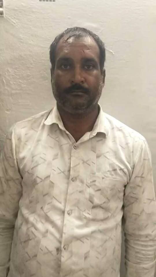 डीएसटी की कार्रवाई, 10 हजार रुपये का इनामी आरोपी गिरफ्तार।
दैनिक वीरधरा राजस्थान।
चित्तौड़गढ़। डीएसटी ने कार्रवाई करते हुए पुलिस थाना शंभूपुरा के एनडीपीएस एक्ट के प्रकरण में वांछित 10 हजार रुपये के इनामी आरोपी कमलेश पाटीदार को गिरफ्तार किया है।
जिला पुलिस अधीक्षक धर्मेंद्र सिंह ने बताया कि वांछित आरोपी गिरफ्तार करने हेतु पुलिस निरीक्षक जोधाराम के निर्देशन में डीएसटी प्रभारी एएसआई सूरज कुमार मय जाप्ते की टीम गठित की गई जरिए मुखबिर एएसआई सूरज कुमार को सूचना मिली कि जिले के शंभूपुरा थाने के एनडीपीएस के प्रकरण में वांछित ₹10,000 का इनामी कमलेश पाटीदार अपने घर पर आया हुआ है और आज मनासा किसी काम से आएगा सूचना विश्वसनीय होने से टीम प्रभारी मय टीम के मनासा बस स्टैंड पहुंचे जहां पर चुकनी की तरफ से आने वाली बस से मुखबिर के बताए हुए हुलिए का एक आदमी बस से उतरा जिसको पड़कर नाम पता पूछा तो उसने अपना नाम कमलेश पिता मांगीलाल जाति पाटीदार निवासी चुकनी थाना मनासा, जिला नीमच (एमपी) होना बताया, जिसे डिटेन कर शंभूपुरा थाना पुलिस को अग्रिम अनुसंधान हेतु सुपुर्द किया गया। आरोपी स्वयं कोई मोबाइल नहीं रखता नहीं कोई डिवाइस रखता था सुबह शाम ही घर पर रहता था दिन में बाहर खेतों में घूम फिर कर समय व्यतीत करता था।