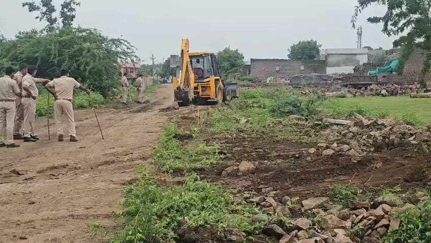 #झालावाड़ जिले के #घाटोली थाना क्षेत्र के ल्हास गांव में राजस्व विभाग ने सरकारी चारागाह भूमि पर किए गए अवैध कब्जों को बुलडोजर चलाकर हटा दिया ।
घाटोली थाना अधिकारी रामस्वरूप राठौर ने बताया हिस्ट्रीशीटर , हार्डकोर और सक्रिय अपराधियों की अवैध गतिविधियों के खिलाफ एक विशेष अभियान चलाया जा रहा है । इसी अभियान के तहत घाटोली थाना क्षेत्र की ग्राम पंचायत ल्हास में राजस्व विभाग की टीम ने कार्रवाई करते हुए चारागाह भूमि पर किए गए अवैध कब्जों और चारदीवारियों को ध्वस्त कर दिया । थाना अधिकारी ने बताया कि संजय काछी ने सार्वजनिक श्मशान भूमि के सामने लगभग 30 हजार वर्ग फीट और श्मशान के पीछे करीब 45 हजार वर्ग फीट चारागाह भूमि पर कब्जा किया हुआ था । इसके अलावा बीरम काछी द्वारा लगभग 3 हजार 200 वर्ग फीट बेशकीमती चारागाह भूमि पर अवैध कब्जा किया गया था । प्रशासन की टीम ने बुलडोजर चलाकर इन बेशकीमती सरकारी जमीनों को अतिक्रमण मुक्त कराया ।
भूमाफिया बदमाश बीरम के खिलाफ घाटोली , कोतवाली झालावाड़ और खानपुर थानों में कुल 9 मुकदमे दर्ज हैं । संजय काछी के खिलाफ भी आपराधिक मामले दर्ज हैं ।
#LatestNews #खबरेंगांवतक #JhalawarNews #अकलेरा