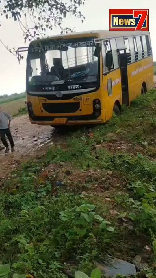 #live ग्रेवल सड़क पर धंसा स्कूली बस का पहिया, चालक की सूझबूझ से टला बड़ा हादसा #schoolbus #news7