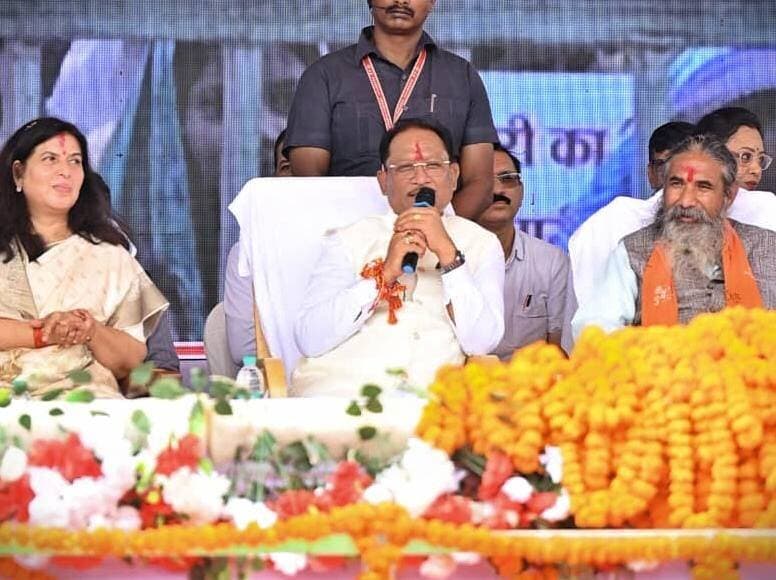 सशक्त नारी, समृद्ध छत्तीसगढ़!
मुख्यमंत्री श्री विष्णुदेव साय ने आज डौंडीलोहारा में आयोजित 'महतारी वंदन सम्मान समारोह' में हितग्राही बहनों से सीधा संवाद किया। बहनों ने योजना से जीवन में आए सकारात्मक बदलावों को साझा कर मुख्यमंत्री जी का आभार जताया।
#MahtariVandanYojana #VishnuDeoSai #WomenEmpowerment #Chhattisgarh #DaundiLohara