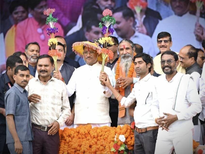 बालोद जिले के डौंडीलोहारा में आयोजित भव्य 'महतारी वंदन सम्मान समारोह' में मुख्यमंत्री श्री विष्णु देव साय के शुभागमन पर क्षेत्रवासियों और मातृशक्ति द्वारा मुख्यमंत्री जी का आत्मीय व ऐतिहासिक स्वागत किया गया।
#VishnuDeoSai #MahtariVandanYojana #DaundiLohara #Chhattisgarh #NariSashaktikaran
