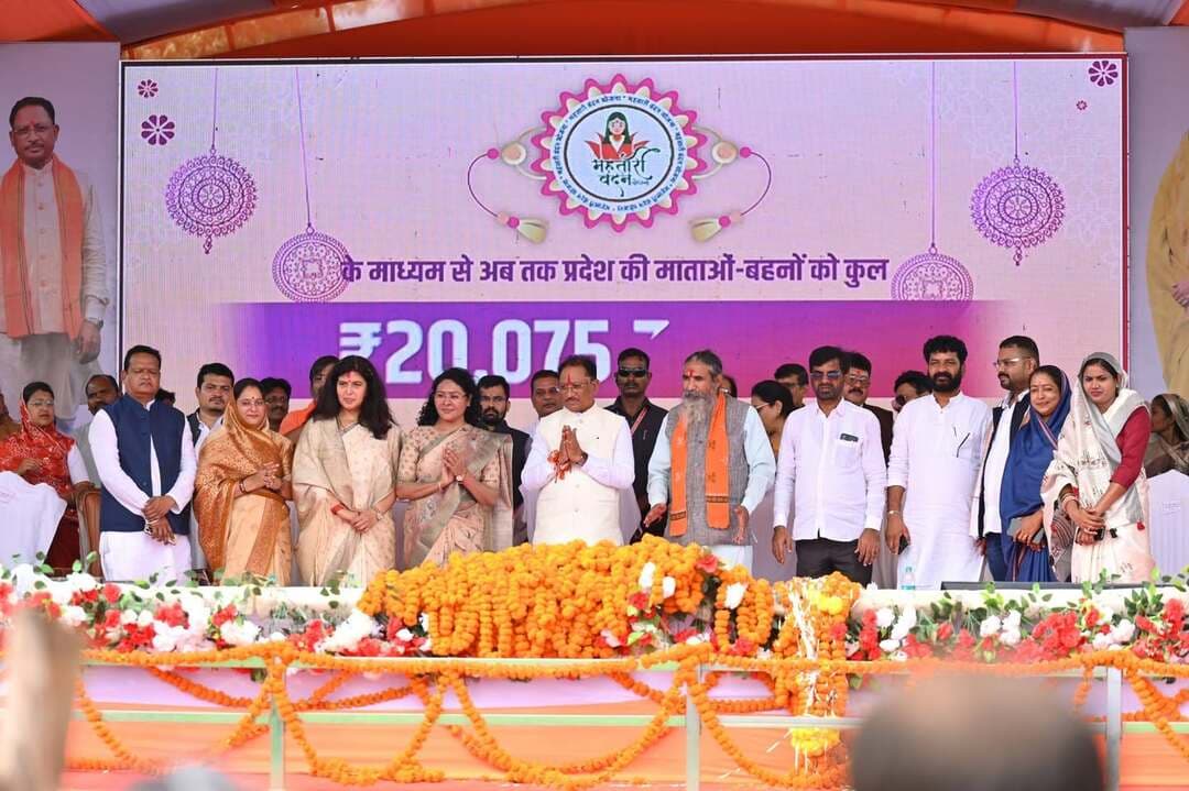 राखी से पहले बहनों के खातों में पहुँचा विष्णु भैया का स्नेहभरा शगुन
मातृशक्ति सम्मान समारोह-2026 में मुख्यमंत्री श्री विष्णु देव साय ने महतारी वंदन योजना की 31वीं किस्त के रूप में प्रदेश की 67.28 लाख बहनों के खातों में ₹631 करोड़ से अधिक की राशि अंतरित की।
रक्षाबंधन से पहले बहनों के लिए यह स्नेह, सम्मान और आत्मनिर्भरता का उपहार है।
📍 मातृ शक्ति सम्मान समारोह 2026
लाल रघुवीर मैदान, डौंडी लोहारा, बालोद
#MahatariVandanaYojana #RakshaBandhan2026 #WomenEmpowerment #VishnuBhaiya #ViksitChhattisgarh #Chhattisgarh