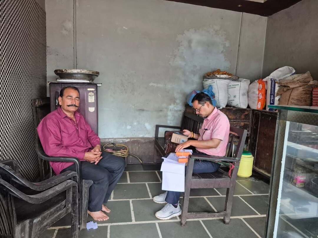 कलेक्टर श्री अर्पित वर्मा के सख्त निर्देश: जिले में मिलावट विरोधी अभियान तेज, खाद्य पदार्थों के सैंपल लैब भेजे गए, 10 पर कोर्ट केस दर्ज
आगामी त्यौहारों के दृष्टिगत आम नागरिकों को शुद्ध एवं गुणवत्तापूर्ण खाद्य सामग्री उपलब्ध कराने के लिए कलेक्टर एवं जिला मजिस्ट्रेट श्री अर्पित वर्मा ने खाद्य एवं औषधि प्रशासन को सख्त निर्देश जारी किए हैं। निर्देशों के अनुपालन में खाद्य सुरक्षा एवं मानक अधिनियम-2006 के तहत जिले भर में व्यापक सघन निरीक्षण और सैंपलिंग का विशेष अभियान चलाया जा रहा है।
जिसके तहत विभाग द्वारा विगत एक माह में पूर्व की कार्यवाहियों से जुड़े 10 मिलावट संबंधी प्रकरण माननीय न्यायालय में दायर किए गए हैं। इनमें मांतिहाल मिष्ठान भण्डार (कोलारस) के आजाद गुप्ता, साई सुमित रेस्टोरेंट (पिछोर) के सुलभ भट्ट, राधा कृष्ण डेयरी (भोंती) के दिनेश लोधी, राधिका डेयरी (करैरा) के संतोष विश्वकर्मा, राज किराना (शिवपुरी) के राजकुमार शिवहरे, रवि किराना (शिवपुरी) के रवि नामदेव, श्याम किराना (कोलारस) के ऋतिक गुप्ता, मान्या एण्ड बबले हलवाई (शिवपुरी) के मयंक सेन, मावा भण्डार (शिवपुरी) के राजेश पराशर और यादव डेयरी (शिवपुरी) के बनवारी लाल यादव के नाम शामिल हैं।
प्रशासनिक निर्देशों के परिपालन में विभाग की टीम ने जिले के विभिन्न प्रतिष्ठित प्रतिष्ठानों, डेयरियों और ऑनलाइन डिलीवरी प्लेटफॉर्म्स पर दबिश देकर खाद्य पदार्थों के नमूने संग्रहित कर जांच हेतु राज्य परीक्षण प्रयोगशाला भेजे हैं। इनमें प्रमुख रूप से गोवर्धन, पतंजलि, अमूल, पारस, बैद्यनाथ व नोवा का देसी घी, किरण प्रभा व गुडलाइट तेल; जैन मिल्क डेयरी, महाकालेश्वर डेयरी, कृष्णा डेयरी व राठौर मावा ब्रोकर्स से दूध, मावा व पनीर; तथा जैन श्री स्वीट्स (कोलारस), पूजा स्वीट्स (करैरा), लक्ष्मी मिष्ठान भण्डार, राज एग्रो प्रोडक्ट्स और श्री जी एंटरप्राइजेज से मिठाइयां, काजू व मसाले शामिल हैं।
उपसंचालक खाद्य एवं औषधि प्रशासन ने स्पष्ट किया है कि प्रयोगशाला से जांच रिपोर्ट प्राप्त होते ही अमानक या मिलावटी पाए जाने वाले कारोबारियों के विरुद्ध नियमानुसार सख्त वैधानिक कार्रवाई की जाएगी। इसके साथ ही जिले के ढाबों, भोजनालयों और स्व-सहायता समूहों के नियमित निरीक्षण का कार्य भी समानांतर रूप से जारी है, ताकि हर स्तर पर खाद्य सामग्री की शुद्धता और सुरक्षा सुनिश्चित की जा सके।
#shivpuri