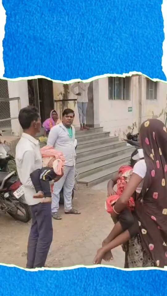 कुशलगढ़ में आवारा कुत्ते का आतंक, तीन मासूमों पर हमला; डेढ़ साल के बच्चे का गाल नोंचा
बांसवाड़ा के कुशलगढ़ क्षेत्र के पाटड़ी मोहकमपुरा गांव में आवारा कुत्ते ने मंगलवार सुबह जमकर आतंक मचाया। घर के बाहर खेल रहे डेढ़ साल के मासूम बलवन पर कुत्ते ने हमला कर गाल, आंख और कान के पास काट लिया। इसके बाद कुत्ते ने पड़ोस के तीन साल की केला और एक साल के रविराज को भी निशाना बनाया। हमले में तीनों बच्चे गंभीर रूप से घायल हो गए। परिजन उन्हें कुशलगढ़ अस्पताल ले गए, जहां प्राथमिक उपचार के बाद दोपहर करीब सवा 12 बजे बांसवाड़ा के एमजी अस्पताल रेफर किया गया। तीनों बच्चों का इलाज जारी है।
#Kushalgarh #Banswara #RajasthanNews #DogAttack #StrayDog BreakingNews LocalNews