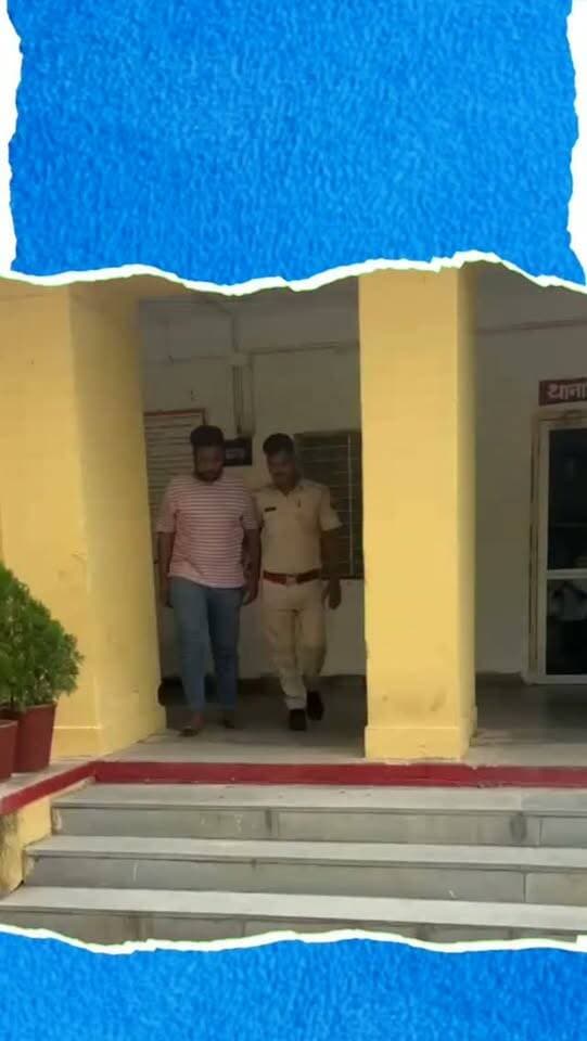 डूंगरपुर में ऑपरेशन स्वच्छता के तहत माही पुल पर कार से 24 ग्राम गांजा बरामद, युवक गिरफ्तार
डूंगरपुर में अवैध मादक पदार्थों के परिवहन और बिक्री के खिलाफ चलाए जा रहे ऑपरेशन स्वच्छता के तहत सागवाड़ा थाना पुलिस ने कार्रवाई की। पुलिस ने 24 अगस्त को माही पुल चेक पोस्ट पर नाकाबंदी के दौरान एक कार को रोककर तलाशी ली। तलाशी में 24 ग्राम गांजा बरामद हुआ। पुलिस ने गांजा परिवहन में इस्तेमाल कार नंबर आरजे-03-सीसी-3903 को जब्त कर लिया। मामले में डूंगरपुर के पातेला, गरीब नवाज कॉलोनी निवासी 23 वर्षीय शाहरूख खान को गिरफ्तार किया गया। पुलिस के अनुसार आरोपी के खिलाफ एनडीपीएस एक्ट के तहत मामला दर्ज कर अनुसंधान किया जा रहा है। कार्रवाई पुलिस अधिकारियों के निर्देशन में की गई।
#Dungarpur #OperationSwachhta #GanjaSeized #NDPSAct #DungarpurPolice SagwaraPolice