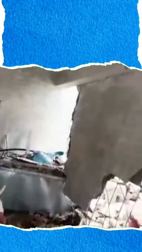 जर्जर कमरे की छत भरभराकर गिरी, स्कूल में मचा हड़कंप; बंद होने से टला बड़ा हादसा
डूंगरपुर के दोवड़ा ब्लॉक की ग्राम पंचायत सत्तु देवकी स्थित अपर प्राइमरी स्कूल में सोमवार को जर्जर कमरे की छत भरभराकर गिर गई। घटना के वक्त स्कूल में करीब 120 छात्र पढ़ाई कर रहे थे। गनीमत रही कि यह कमरा पिछले एक साल से बंद था, जिससे बड़ा हादसा टल गया।
सुबह करीब 10 बजे तेज आवाज के साथ छत गिरने से स्कूल में हड़कंप मच गया। सूचना पर पीईईओ पंकज वर्मा और सीबीईओ दीपक शाह मौके पर पहुंचे। अधिकारियों के अनुसार स्कूल में कुल 10 कमरे हैं, जिनमें 2 कमरे जर्जर हैं। एक की छत गिर चुकी है, जबकि दूसरा कमरा भी असुरक्षित है। मरम्मत और नई छत के लिए प्रस्ताव भेजे गए हैं। मंजूरी मिलते ही काम शुरू कराने की बात कही गई है।
#Dungarpur #RajasthanNews #DungarpurNews #SchoolNews #GovernmentSchool