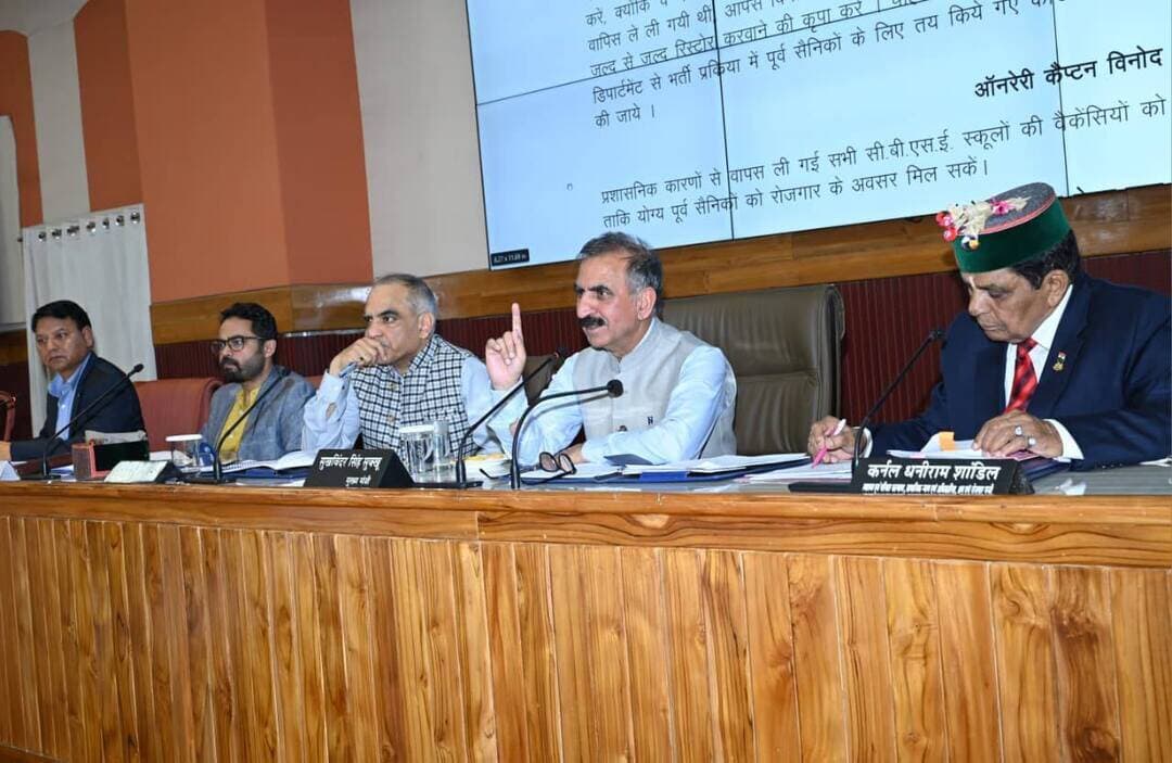 भूतपूर्व सैनिक कल्याण बोर्ड की बैठक में गूंजा अग्निवीर भर्ती बंद करने का मुद्दा
भूतपूर्व सैनिक कल्याण बोर्ड की बैठक आज मुख्यमंत्री ठाकुर सुखविन्द्र सिंह सुक्खू की अध्यक्षता में हुई, जिसमें पूर्व सैनिकों ने अग्निवीर भर्ती को बंद करने का मुद्दा जोर-शोर से उठाया और मुख्यमंत्री से मामले को केन्द्र सरकार के साथ उठाने की मांग की। कुल्लू के पूर्व सैनिक शिवदयाल सिंह ने कहा कि इस अग्निवीर योजना से युवाओं का भविष्य सुरक्षित नहीं है क्योंकि चार साल के बाद उन्हें नौकरी से निकाल दिया जाता है। नौकरी के बाद न तो उन्हें पेंशन की सुविधा है और न ही अन्य सुविधाएं मिलती हैं।
मुख्यमंत्री ने कहा कि अग्निवीर योजना के मामले पर वह प्रधानमंत्री को पत्र लिखेंगे और राज्य के पूर्व सैनिकों की भावनाओं को केन्द्र सरकार के पास पहुंचाएंगे। मुख्यमंत्री ने कहा कि अग्निवीर योजना से सबसे ज्यादा नुकसान हिमाचल प्रदेश को हुआ है और कांगड़ा, बिलासपुर, ऊना तथा हमीरपुर जिलों की अर्थव्यवस्था पर भी इसका असर पड़ा है। उन्होंने कहा कि वह सेना में नियमित भर्ती के पक्षधर हैं। उन्होंने कहा कि सेना में भर्ती कोटे को भी कम किया गया है और इससे भी हिमाचल प्रदेश के युवाओं को निराशा हाथ लगी है। उन्होंने कहा कि चार परमवीर चक्र जीतने वाले हिमाचल प्रदेश तथा देश के वीर जवानों के साथ अग्निवीर योजना अन्याय है।
श्री सुक्खू ने कहा कि युवाओं को रोजगार प्रदान करने के लिए राज्य सरकार ने पुलिस में 1300 पदों पर पुलिस कांस्टेबल की भर्ती की है और आने वाले समय में 1000 पद और भरे जाएंगे।
मुख्यमंत्री ने कहा कि हिमाचल प्रदेश की आर्थिकी का मुख्य आधार ग्रामीण अर्थव्यवस्था है, क्योंकि हिमाचल की 80 प्रतिशत से ज्यादा आबादी गांव में रहती है। उन्होंने कहा कि राज्य सरकार ग्रामीण अर्थव्यवस्था को मजबूती देने का प्रयास कर रही है। इसके लिए सरकार द्वारा प्राकृतिक खेती के उत्पादों पर न्यूनतम समर्थन मूल्य दिया जा रहा है और दूध के दाम में भी ऐतिहासिक बढ़ोतरी की गई है। उन्होंने पूर्व सैनिकों से ग्रामीण अर्थव्यवस्था से जुड़ने और प्राकृतिक खेती को अपनाने की अपील की। उन्होंने कहा कि राज्य सरकार पूर्व सैनिकों के कल्याण के लिए समर्पित भाव से काम कर रही है।
इस अवसर पर सैनिक कल्याण मंत्री डॉ. (कर्नल) धनी राम शांडिल ने कहा कि हिमाचल सैनिक बहुल राज्य है और पूर्व सैनिक राज्य की धरोहर हैं। उन्होंने कहा कि मुख्यमंत्री ठाकुर सुखविन्द्र सिंह सुक्खू पूर्व सैनिकों के कल्याण के लिए हमेशा चिंतित रहते हैं और कई ऐतिहासिक कदम इस दिशा में उठाए गए हैं। उन्होंने कहा कि पूर्व सैनिकों को राज्य सरकार की योजनाओं का लाभ सरल और पारदर्शी तरीके से पहुंचाना ही सरकार की प्राथमिकता है।
इस बैठक में सदस्यों द्वारा उठाए गए मुद्दों पर विस्तार से चर्चा की गई और मुख्यमंत्री ने अधिकारियों को आवश्यक दिशा-निर्देश भी जारी किए।
बैठक में चेयरमैन, हिमाचल प्रदेश भूतपूर्व सैनिक कल्याण निगम कर्नल मनीष कुमार, मुख्य सचिव के.के.पंत, सचिव आशीष सिंहमार, प्रशासनिक सचिव, विभागाध्यक्ष और बोर्ड के सदस्य उपस्थित थे।
.0.