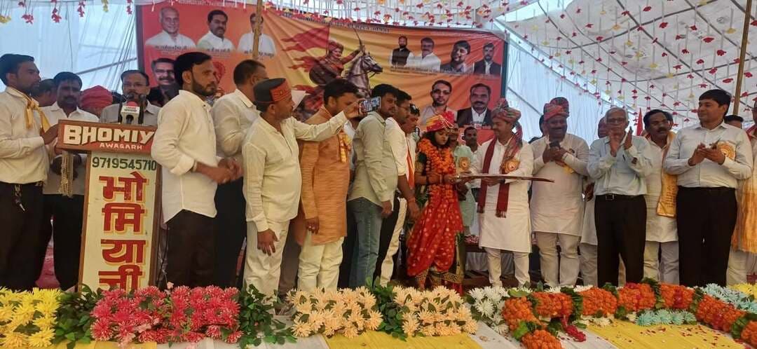 एटा:केन्द्रीय मंत्री बीएल वर्मा के अवागढ पहुंचने पर भव्य स्वागत
अवागढ नगर में वीरांगना अवंतीबाई लोधी की 195 वीं जयंती धूमधाम से मनाई गई और विशाल शोभायात्रा निकाली गई!
शोभायात्रा का शुभारम्भ प्रेमा देवी पब्लिक स्कूल जलेसर रोड से शुभारम्भ होकर समूचे नगर अवागढ क्षेत्र में भृमण करते हुए एटा रोड स्थित पचौरी फार्म हाउस पर पहुंची जहां पर सभी आगंतुक अतिथिगण का स्वागत सत्कार किया गया!
केन्द्रीय मन्त्री बीएल वर्मा मुख्य अतिथि के रूप में पधारे और एटा सदर विधायक विपिन कुमार वर्मा डेविड विशिष्ट अतिथि के रूप में पहुंचे!
पचौरी फार्म हाउस अवागढ पर पहुंचे केन्द्रीय मंत्री बीएल वर्मा विधायक एटा सदर विपिन वर्मा डेविड सहित तमाम गणमान्य अतिथिगण का स्वागत सत्कार कमेटी द्वारा किया इस दौरान कार्यक्रम का संचालन डाॅक्टर राजपाल सिंह द्वारा किया गया कार्यक्रम की अध्यक्षता लायक सिंह फौजी द्वारा की गई!
आयोजक रघुवीर सिंह लोधी,संयोजक एडवोकेट हरी शंकर वर्मा,उपाध्यक्ष दिनेश लोधी,महामंत्री मुनेश लोधी,संरक्षक रोहन सिंह वर्मा नेताजी,कुंवर पाल लोधी,अमर पाल सिंह लोधी,सतीश लोधी,योगेश राजपूत आनंदपुर,राहुल राजपूत,कमलेश राजपूत,किसान नेता तेजसिंह वर्मा,मानवेंद्र लोधी समाज सेवी,रविकांत लोधी गहराना,रोहित राजपूत,सोनू अध्यापक,बलदेव लोधी,निर्देश लोधी नीतू एडवोकेट,डाॅक्टर राजवीर सिंह आनंदपुर वाले,अतर सिंह राजपूत सहित तमाम लोधी समाज के लोगों की मौजूदगी रही!
मंच पर पहुंचे एटा सदर विधायक विपिन कुमार वर्मा डेविड ने व केन्द्रीय मंत्री बीएल वर्मा ने समाज की जागरूकता व शिक्षा को लेकर उपस्थित जनों को जागरूक किया वहीं आयोजन समिति के पदाधिकारियों द्वारा केन्द्रीय मंत्री बीएल वर्मा को विभिन्न समस्याओ को लेकर ज्ञापन सौंपकर समस्याओ के समाधान की मांग की गई और मंच पर विराजमान वीरांगना अवंतीबाई स्वरूप बालिका को तलवार व पुष्पगुच्छ भेंटकर सम्मानित किया गया!