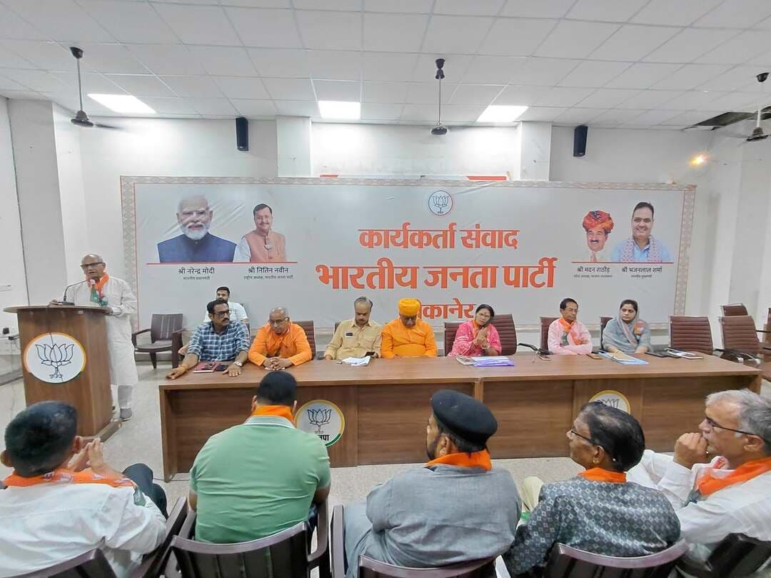 नगर निगम चुनाव को लेकर भाजपा का चुनावी बिगुल, तैयारियों ने पकड़ी रफ्तार
आवेदनों पर मंथन के साथ पूर्व पार्षदों से भी चर्चा, 26 अगस्त को होगा विजय संकल्प सम्मेलन
बीकानेर। आगामी नगर निगम चुनाव को लेकर भारतीय जनता पार्टी शहर जिला बीकानेर ने चुनावी तैयारियों को तेज करते हुए संगठनात्मक गतिविधियों को गति दे दी है। संभावित प्रत्याशियों से प्राप्त आवेदनों के बाद अब पार्टी स्तर पर आवेदनों की समीक्षा और चुनावी रणनीति को लेकर मंथन शुरू हो गया है। जिला अध्यक्ष सुमन छाजेड़ के नेतृत्व में संगठन चुनाव को लेकर वार्डवार तैयारियों, मजबूत प्रत्याशी चयन और कार्यकर्ताओं की सक्रियता पर विशेष फोकस कर रहा है।
इसी क्रम में पूर्व राज्यसभा सांसद राजेंद्र गहलोत, प्रदेश उपाध्यक्ष मुकेश दाधीच, पश्चिम विधायक जेठानंद व्यास, प्रदेश कार्यसमिति सत्यप्रकाश आचार्य, चुनाव प्रभारी ओम सारस्वत, महावीर सैनी, पूर्व महापौर सुशीला कंवर राजपुरोहित, जिला महामंत्री राजेंद्र पंवार, एड. कौशल शर्मा, श्याम सिंह हाडला की मौजूदगी में पूर्व पार्षदों के साथ महत्वपूर्ण बैठक आयोजित की गई। बैठक में आगामी नगर निगम चुनाव की तैयारियों, वार्डों की वर्तमान राजनीतिक एवं संगठनात्मक स्थिति, संभावित प्रत्याशियों तथा चुनावी रणनीति को लेकर विस्तार से चर्चा हुई। पूर्व पार्षदों से वार्डवार फीडबैक लेते हुए जमीनी स्तर पर संगठन की स्थिति और चुनाव को लेकर आवश्यक तैयारियों पर भी मंथन किया गया। बैठक में इस बात पर जोर रहा कि संगठन की मजबूती और कार्यकर्ताओं की सक्रियता के साथ चुनावी मैदान में पूरी तैयारी के साथ उतरा जाए।
भाजपा की ओर से संभावित प्रत्याशियों के आवेदन लिए जाने के बाद अब संगठन में चयन की महत्वपूर्ण प्रक्रिया शुरू हो गई है। आवेदनों के साथ-साथ संबंधित वार्डों में संगठन की सक्रियता, कार्यकर्ताओं की पकड़, जनसंपर्क और चुनावी समीकरणों को भी ध्यान में रखते हुए आगे की रणनीति तैयार की जा रही है। पार्टी की लगातार बैठकों और संगठनात्मक गतिविधियों से साफ है कि भाजपा ने नगर निगम चुनाव को लेकर अपनी तैयारियों को चुनावी मोड में ला दिया है।
मीडिया संयोजक कमल गहलोत ने बताया कि चुनावी तैयारियों को और धार देने के लिए 26 अगस्त को शाम 5 बजे शिव-पार्वती मंदिर, माली समाज भवन, गोपेश्वर बस्ती में ‘विजय संकल्प सम्मेलन’ आयोजित किया जाएगा। सम्मेलन में केंद्रीय कानून मंत्री अर्जुनराम मेघवाल मुख्य वक्ता के रूप में उपस्थित रहेंगे !
चुनाव संभाग प्रभारी पर्यवेक्षक राजसभा सांसद राजेंद्र गहलोत,
प्रदेश उपाध्यक्ष मुकेश दाधीच, विधायक बीकानेर पूर्व सिद्धि कुमारी तथा विधायक बीकानेर पश्चिम जेठानंद व्यास भी कार्यकर्ताओं को संबोधित करेंगे।
‘विजय संकल्प सम्मेलन’ के जरिए भाजपा कार्यकर्ताओं में चुनावी जोश भरने के साथ संगठन को बूथ से लेकर वार्ड स्तर तक और अधिक सक्रिय करने का संदेश देगी। पार्टी का लक्ष्य कार्यकर्ताओं की एकजुटता, मजबूत संगठनात्मक नेटवर्क और प्रभावी चुनावी रणनीति के साथ नगर निगम चुनाव में मजबूती से उतरना है। लगातार हो रही बैठकों और तैयारियों से बीकानेर में नगर निगम चुनाव को लेकर राजनीतिक माहौल भी धीरे-धीरे गर्माने लगा है।