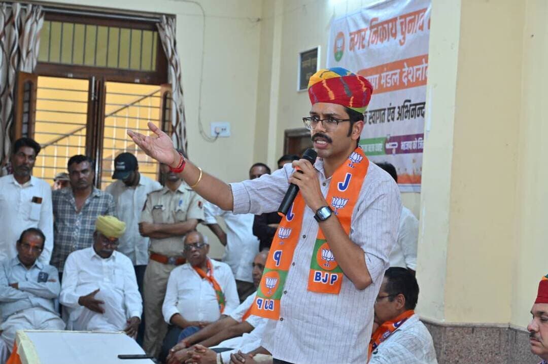 - देशनोक में विधायक व चुनाव प्रभारी ने ली भाजपा की बैठक !!
कार्यकर्ताओं को दिया जीत का मंत्र, विधायक भाटी बोले - देशनोक में बनेगा भाजपा का बोर्ड !!
देशनोक, 25 अगस्त।देशनोक नगरपालिका चुनाव को लेकर राजनीतिक सरगर्मियां तेज हो गई हैं और सियासी तापमान लगातार बढ़ रहा है। कांग्रेस के बाद मंगलवार को करणी मंडल सेवा सदन में भारतीय जनता पार्टी देशनोक मंडल की चुनावी बैठक आयोजित हुई। बैठक में कोलायत विधायक अंशुमान सिंह भाटी, नगरपालिका चुनाव प्रभारी पूर्णाराम चौधरी, कोलायत विस्तारक गिरधारी सिंह एवं भाजपा देहात जिलाध्यक्ष श्याम पंचारिया सहित पार्टी के पदाधिकारी एवं कार्यकर्ता उपस्थित रहे।
बैठक को संबोधित करते हुए विधायक अंशुमान सिंह भाटी ने कहा कि भाजपा ओछी और घटिया राजनीति में विश्वास नहीं करती, बल्कि विकास, सुशासन और राष्ट्रसेवा को समर्पित राजनीति की पक्षधर है। उन्होंने कहा कि देशनोक की जनता से किए गए विकास के वादों को धरातल पर उतारा जा रहा है।
विधायक भाटी ने कहा कि देशनोक की प्रमुख सड़क पर लंबे समय से चली आ रही जलभराव की समस्या के समाधान तथा करणी माता मंदिर और तेमड़ा राय मंदिर को जोड़ने वाली सड़क के निर्माण का वादा किया गया था। विधायक निधि कोष से 87.50 लाख रुपये की लागत से नाला निर्माण का कार्य पूर्ण हो चुका है, जबकि सड़क निर्माण का कार्य प्रगति पर है।
विधायक भाटी ने पूर्व मंत्री एवं नगरपालिका के तत्कालीन अध्यक्ष पर निशाना साधते हुए कहा कि व्यक्तिगत जिद और अहंकार के कारण देशनोकवासियों को अंतिम शवयात्रा तक कीचड़ के बीच से निकालने जैसी पीड़ादायक स्थिति का सामना करना पड़ा। उन्होंने कहा कि वह मार्मिक और शर्मनाक दृश्य आज भी देशनोकवासियों को कचोटता है।
विधायक भाटी ने पार्टी संगठन को लेकर स्पष्ट कहा कि भाजपा में न कोई ग्रुप है और न कोई गुटबाजी। पार्टी का एकमात्र लक्ष्य देशनोक का विकास और जनता की सेवा है। उन्होंने विश्वास व्यक्त करते हुए कहा कि देशनोक नगरपालिका में भाजपा का बोर्ड बनने जा रहा है।
सर्वसम्मति और जीत की क्षमता के आधार पर होगा प्रत्याशी चयन
नगरपालिका चुनाव में प्रत्याशियों की दावेदारी को लेकर विधायक भाटी ने कहा कि वार्डवासियों की राय, पार्टी सर्वे और सर्वमान्य एवं जिताऊ उम्मीदवार को प्राथमिकता देते हुए टिकट का निर्णय किया जाएगा। उन्होंने कार्यकर्ताओं से व्यक्तिगत मतभेदों से ऊपर उठकर पार्टी की जीत के लिए एकजुट होकर कार्य करने का आह्वान किया।
चुनाव प्रभारी पूर्णाराम चौधरी ने कार्यकर्ताओं को संबोधित करते हुए संगठन की मजबूती और बूथ स्तर तक प्रभावी चुनावी रणनीति के साथ कार्य करने का आह्वान किया। उन्होंने कार्यकर्ताओं को चुनाव में जीत के लिए आवश्यक गुरुमंत्र देते हुए कहा कि प्रत्येक कार्यकर्ता को अपनी जिम्मेदारी पूरी निष्ठा से निभानी होगी।
कोलायत विस्तारक गिरधारी सिंह ने कार्यकर्ताओं को भाजपा की रीति-नीति एवं संगठनात्मक कार्यपद्धति से अवगत करवाया तथा चुनाव में अनुशासन और समन्वय के साथ कार्य करने की बात कही। भाजपा देहात जिलाध्यक्ष श्याम पंचारिया ने भी कार्यकर्ताओं को एकजुट होकर पार्टी के पक्ष में वातावरण तैयार करने का आह्वान किया।
बैठक का संचालन करते हुए सुशील पड़िहार ने विधायक अंशुमान सिंह भाटी द्वारा देशनोक में करवाए गए विकास कार्यों की विस्तारपूर्वक जानकारी दी। उन्होंने देशनोक में ट्रॉमा सेंटर की आवश्यकता को लेकर मांग दोहराई तथा राजकीय महाविद्यालय में व्याप्त कमियों और आवश्यकताओं को विधायक के समक्ष रखा।
वहीं प्रन्यास अध्यक्ष बादल सिंह ने देशनोक में तहसील की मांग प्रमुखता से रखते हुए विधायक भाटी द्वारा क्षेत्र में करवाए जा रहे विकास कार्यों के लिए आभार व्यक्त किया।
बैठक में कार्यकर्ताओं ने आगामी नगरपालिका चुनाव में पूरी ताकत के साथ मैदान में उतरने और देशनोक नगरपालिका में भाजपा का बोर्ड बनाने का संकल्प लिया।