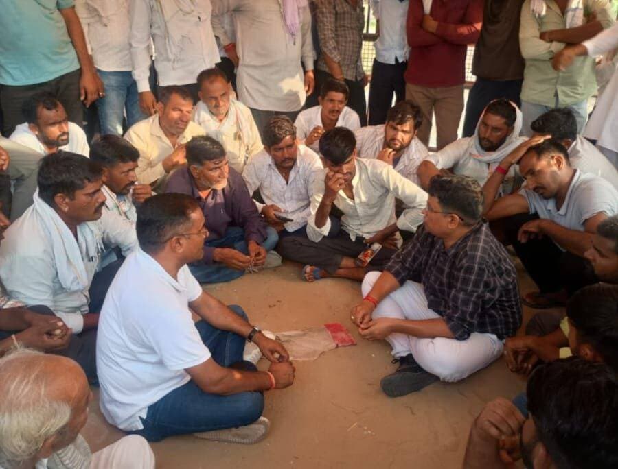सालासर व धोलिया जीएसएस पहुंच मध्यस्ता की युवा नेता ने, अधिकारियों से वार्ता में बनी सहमति, धरने समाप्त
बीकानेर। बीकानेर जिले में श्रीडूंगरगढ़ उपखंड क्षेत्र के धोलिया जीएसएस से करीब 6 घंटे बिना बिजली के कालूबास व आड़सर बास के लोग सोमवार को बुरी तरह से परेशान हुए।
सोमवार शाम करीब 4 बजे युवा नेता हरिराम बाना मौके पर पहुंचे। बाना ने किसानों से बातचीत करते हुए शहर की बिजली शुरू करने की पेशकश की। यहां विभागीय एक्सईएन अब्दुल मजीद, एईएन व जेईएन मौके पर पहुंचे। किसानों ने अधिकारियों के समक्ष जमकर रोष जताया। किसानों से वार्ता में अब्दुल मजीद ने पूरी बात सुनी व समझाईश करते हुए हेमासर रोही के किसानों को नए फीडर से जोड़ने का कार्य आज मंगलवार से शुरू करने, धोलिया जीएसएस पर करीब 15 दिन में एक और नया ट्रांसफार्मर लगाने का आश्वासन दिया। एक्सईएन ने जीएसएस के चारों खुले पड़े परिसर को तारबंदी कर बंद करवाने का आश्वासन भी मोहल्लेवासियों को दिया। अधिकारी के आश्वासन व बाना की मध्यस्था से किसानों व विभाग के बीच सहमति बनी व जीएसएस से शहर की सप्लाई शुरू हो सकी। इस दौरान आधे शहर के लोगों ने खासी परेशानी झेली व बिजली बंद पर रोष भी जताया।
गांव सालासर में भी धरनार्थियों को आश्वासन देकर लौटाया।
श्रीडूंगरगढ़ के गांव सालासर में किसानों व ग्रामीणों ने पूरी बिजली बिना ट्रिपिंग के देने की मांग को लेकर जीएसएस के बाहर धरना लगा दिया। दिन भर किसान धरनास्थल पर बैठे रहें व रोष जताया। किसानों ने बिना पानी के प्रभावित हो रही फसलों से हो रहें नुकसान के बारे में बताया। सोमवार शाम को मौके पर कांग्रेसी नेता हरिराम बाना पहुंचे। वहीं विभाग से जेईएन अमित ओझा भी मौके पर पहुंचे। ओझा ने किसानों से वार्ता करते हुए ट्रिपिंग की समस्या का आज से ही समाधान करने व 3 एमवीए की जगह 5 एमवीए का ट्रांसफार्मर लगाने, झूलते तारों को शीघ्र ही अंडरपास करवाने का आश्वासन दिया। इस पर ग्रामीणों ने सहमति जताते हुए बिना ट्रिपिंग पूरी बिजली नहीं देने पर विभाग के उपखंड मुख्यालय पर प्रदर्शन करने की चेतावनी दी। इस दौरान किसान मालाराम पूनियां, मुखराम भामूं, पांचीलाल बाना, नरेंद्र बाना, राजू कुल्हड़िया, तोलाराम कुल्हड़िया, कन्हैयलाल घोटिया, मुन्नीराम बाना, शंकर सायच, विजयपाल कूकना, मांगीलाल कुल्हड़िया, बलूराम सायच सहित अनेक युवा मौजूद रहें। किसानों ने बाना सहित अधिकारी का आभार जताया।