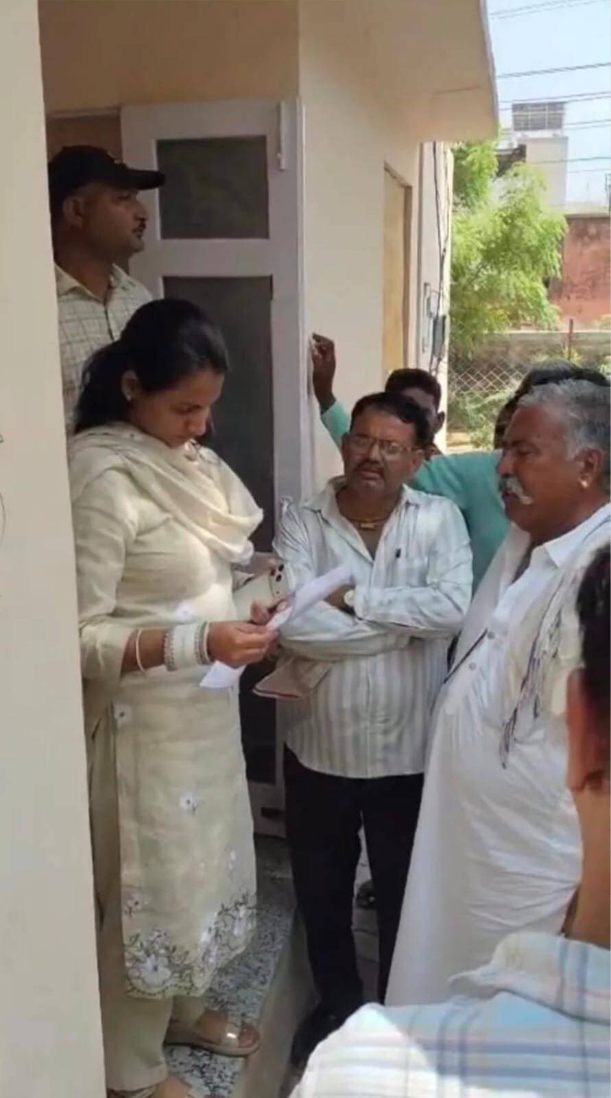 स्कूल में शिक्षकों की कमी और भवन का संकट ग्रामीणों ने एसडीएम को सौंपा ज्ञापन
बीकानेर। बीकानेर जिले के नोखा उपखंड क्षेत्र के ग्राम टांट के ग्रामवासियों ने आज सोमवार को प्रधानाचार्य एवं शैक्षणिक स्टाफ की नियुक्ति तथा भवन निर्माण को लेकर उपखण्ड अधिकारी प्रिया बजाज को ज्ञापन सौंपा।
ग्रामिणों ने बताया कि राजकीय उच्च प्राथमिक से उच्च माध्यमिक विद्यालय में कमोन्नत सत्र 2022 हुए चार वर्ष से अधिक का समय हो गया हैं लेकिन अभी तक प्रधानाचार्य, पांच सैकण्ड ग्रेड अध्यापक, एक एलडीसी तथा एक चतुर्थ श्रेणी का पद रिक्त हैं। विद्यालय में बच्चों की संख्या 200 से अधिक हैं। शैक्षणिक स्टाफ की कमी के कारण बच्चों की पढ़ाई पर बुरा असर पड़ रहा हैं जिसका असर बोर्ड परीक्षा परिणाम पर भी पड़ता हैं।
विद्यालय के क्रमोन्नत होने के कारण विद्यालय भवन का परिसर भी छोटा पड़ रहा हैं जिसमें अभी चार क्लास रूम एक आफिस रूम और एक रूम जर्जर अवस्था में है। इस सबंध में ग्रामीणों ने संबंधित विभाग के अधिकारियों से बहुत बार आग्रह भी किया हैं लेकिन अभी तक इस संबंध में कोई भी उचित कार्यवाही नहीं की गई हैं।
ज्ञापन देने के लिए सरपंच प्रतिनिधि केड़ली, मदनलाल, नंदूसिंह, रामसिंह, किशोरसिंह, मनमोहनसिंह, नंदूसिंह, जितेन्द्र सारस्वत, कल्याणसिंह, करणसिंह, हड़मानसिंह, प्रतापसिंह, बाबूसिंह, जीवराजसिंह, हरिराम, मेघाराम, व हड़मानराम सहित बड़ी संख्या में ग्रामवासियों ने एकत्रित होकर उपखण्ड अधिकारी महोदया को अवगत कराया।