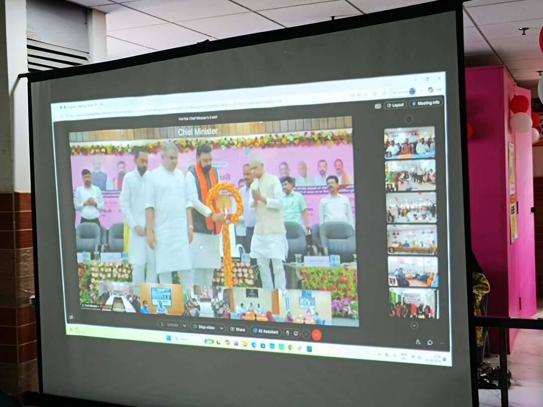 *अब खून की कमी छिपेगी नहीं: सारण में तीन माह तक चलेगा विशेष अनीमिया जांच एवं उपचार अभियान*
**25 अगस्त से 30 नवंबर तक स्वास्थ्य केंद्रों, स्कूलों एवं पंचायत स्तर पर होगी स्क्रीनिंग*
*
*किशोरियों एवं महिलाओं पर विशेष फोकस, गंभीर मरीजों को तत्काल रेफरल की सुविधा*
*डिजिटल हीमोग्लोबिनोमीटर से होगी जांच, प्रतिदिन 9,900 लाभार्थियों की स्क्रीनिंग का लक्ष्य*
=================
सारण,25 अगस्त 2026
=================
थकान, कमजोरी, चक्कर आना और लगातार सुस्ती को अक्सर सामान्य समस्या मानकर नजरअंदाज कर दिया जाता है, जबकि इसके पीछे अनीमिया यानी शरीर में हीमोग्लोबिन की कमी जैसी गंभीर स्वास्थ्य समस्या हो सकती है। विशेषकर किशोरियों, गर्भवती महिलाओं एवं प्रजनन आयु वर्ग की महिलाओं में अनीमिया का समय पर पता लगाना और उपचार सुनिश्चित करना अत्यंत महत्वपूर्ण है।
अनीमिया से पीड़ित लोगों की समय पर पहचान, जांच, उपचार एवं नियमित फॉलोअप सुनिश्चित करने के उद्देश्य से सारण जिले में 25 अगस्त से 30 नवंबर 2026 तक विशेष अनीमिया जांच एवं उपचार अभियान चलाया जाएगा। यह अभियान अनीमिया मुक्त भारत कार्यक्रम के तहत संचालित किया जा रहा है।
अभियान का राज्य स्तरीय शुभारंभ मुख्यमंत्री श्री सम्राट चौधरी द्वारा वीडियो कॉन्फ्रेंसिंग के माध्यम से किया गया। छपरा सदर अस्पताल से आयोजित वीडियो कॉन्फ्रेंसिंग में जिलाधिकारी श्री वैभव श्रीवास्तव, सिविल सर्जन डॉ. राजकुमार चौधरी, जिला प्रतिरक्षण पदाधिकारी डॉ. सुरेंद्र महतो, उपाधीक्षक डॉ. के.एम. दुबे एवं जिला कार्यक्रम प्रबंधक अरविन्द कुमार सहित स्वास्थ्य विभाग के पदाधिकारी एवं कर्मी शामिल हुए। सोनपुर, बनियापुर, तरैया एवं मढ़ौरा से भी स्वास्थ्य विभाग के अधिकारी एवं कर्मी वीडियो कॉन्फ्रेंसिंग के माध्यम से जुड़े।
*इस अवसर पर सदर अस्पताल में विशेष अनीमिया जांच शिविर आयोजित किया गया, जिसमें 966 महिलाओं एवं किशोरियों की जांच की गई।
*
सभी स्वास्थ्य संस्थानों एवं समुदाय स्तर पर होगी जांच
जिलाधिकारी श्री वैभव श्रीवास्तव ने कहा कि अभियान के दौरान सभी आयु वर्ग के लोगों की अनीमिया जांच की जाएगी, लेकिन किशोरियों एवं महिलाओं को विशेष प्राथमिकता दी जाएगी। उन्होंने बताया कि जिला अस्पताल, अनुमंडलीय अस्पताल, सामुदायिक स्वास्थ्य केंद्र, प्राथमिक स्वास्थ्य केंद्र, अतिरिक्त प्राथमिक स्वास्थ्य केंद्र, शहरी स्वास्थ्य केंद्र एवं आयुष्मान आरोग्य मंदिर सहित विभिन्न स्वास्थ्य संस्थानों में जांच की व्यवस्था की गई है।
इसके साथ ही वीएचएसएनडी, पीएमएसएमए सत्रों तथा आरबीएसके की मोबाइल स्वास्थ्य टीमों के माध्यम से सरकारी एवं सरकारी सहायता प्राप्त विद्यालयों में भी बच्चों एवं किशोर-किशोरियों की अनीमिया स्क्रीनिंग की जाएगी।
*
*प्रतिदिन 9,900 लाभार्थियों की स्क्रीनिंग का लक्ष्य*
*
अभियान के तहत सारण जिले में प्रतिदिन 9,900 लाभार्थियों की अनीमिया स्क्रीनिंग का लक्ष्य निर्धारित किया गया है। जांच के बाद लाभार्थियों की स्थिति के अनुसार उपचार, आयरन-फोलिक एसिड की दवा, पोषण संबंधी परामर्श एवं आवश्यकता पड़ने पर उच्च स्वास्थ्य संस्थान में रेफरल की सुविधा उपलब्ध कराई जाएगी।
*डिजिटल हीमोग्लोबिनोमीटर से होगी जांच*
अभियान के दौरान डिजिटल हीमोग्लोबिनोमीटर के माध्यम से लाभार्थियों के रक्त में हीमोग्लोबिन की मात्रा की जांच की जाएगी। आवश्यकता के अनुसार आयरन-फोलिक एसिड की गोलियां एवं सिरप उपलब्ध कराए जाएंगे।
मध्यम एवं गंभीर अनीमिया से पीड़ित लाभार्थियों के लिए उपचार, चिकित्सकीय परामर्श एवं उच्च स्वास्थ्य संस्थान में रेफरल की व्यवस्था रहेगी। गर्भवती महिलाओं में गंभीर अनीमिया की स्थिति में चिकित्सकीय निगरानी में एफसीएम अथवा आईवी आयरन सुक्रोज से उपचार की सुविधा भी उपलब्ध कराई जाएगी।
अभियान के सफल संचालन के लिए टेस्ट स्ट्रिप्स, क्यूवेट, लैंसेट, अल्कोहल स्वाब, डिस्पोजेबल ग्लव्स, आईईसी सामग्री तथा रिकॉर्डिंग एवं रिपोर्टिंग से संबंधित आवश्यक संसाधनों की उपलब्धता सुनिश्चित की जा रही है।
*गंभीर अनीमिया के मामलों में तत्काल रेफरल*
अलग-अलग आयु वर्ग के लिए निर्धारित मानकों के आधार पर जांच के बाद उपचार किया जाएगा। बच्चों, किशोर-किशोरियों, प्रजनन आयु की महिलाओं, गर्भवती एवं धात्री महिलाओं तथा पुरुषों को उनकी स्थिति के अनुसार आयरन-फोलिक एसिड की दवाएं उपलब्ध कराई जाएंगी।
गंभीर अनीमिया पाए जाने पर मरीज को तत्काल जिला अस्पताल अथवा प्रथम रेफरल इकाई भेजा जाएगा। उपचार के बाद भी हीमोग्लोबिन स्तर में अपेक्षित सुधार नहीं होने की स्थिति में विशेषज्ञ चिकित्सक की सलाह के अनुसार आगे की चिकित्सा सुविधा उपलब्ध कराई जाएगी।
*स्कूलों में बच्चों एवं किशोर-किशोरियों की विशेष स्क्रीनिंग*
आरबीएसके की मोबाइल हेल्थ टीमों को सरकारी एवं सरकारी सहायता प्राप्त विद्यालयों में कक्षा 1 से 12वीं तक के बच्चों एवं किशोर-किशोरियों की अनीमिया जांच की जिम्मेदारी दी गई है। प्रत्येक कार्य दिवस में स्वास्थ्य जांच के दौरान अनीमिया स्क्रीनिंग को प्राथमिकता दी जाएगी।
वहीं, आशा कार्यकर्ताओं द्वारा 6 से 59 माह तक के बच्चों की सूची तैयार कर आयरन-फोलिक एसिड सिरप के वितरण में सहयोग किया जाएगा। स्कूल नहीं जाने वाले 5 से 9 वर्ष के बच्चों को आवश्यकता के अनुसार गुलाबी आईएफए गोली उपलब्ध कराने तथा लाभार्थियों को नजदीकी जांच केंद्र तक पहुंचाने में भी आशा कार्यकर्ता सहयोग करेंगी।
*सिर्फ जांच नहीं, पोषण परामर्श भी
*
अभियान का उद्देश्य केवल हीमोग्लोबिन की जांच करना नहीं, बल्कि अनीमिया की रोकथाम के प्रति लोगों को जागरूक करना भी है। जांच के लिए आने वाले लाभार्थियों को स्थानीय स्तर पर उपलब्ध आयरन युक्त खाद्य पदार्थों, संतुलित आहार एवं बेहतर पोषण के संबंध में जानकारी दी जाएगी।
सीएचओ, एएनएम एवं आरएमएनसीएच+एन काउंसलर द्वारा अनीमिया की रोकथाम, पोषण, मोटापा एवं अन्य पोषण संबंधी विषयों पर भी आवश्यक परामर्श दिया जाएगा।
*प्रतिदिन शाम 4 बजे तक होगी रिपोर्टिंग*
अभियान के दौरान जांच किए गए सभी लाभार्थियों का विवरण अनीमिया मुक्त भारत एप्लीकेशन अथवा गूगल शीट पर प्रतिदिन शाम 4 बजे तक दर्ज किया जाएगा। मध्यम एवं गंभीर अनीमिया से पीड़ित पाए जाने वाले लाभार्थियों के उपचार, रेफरल, परामर्श एवं फॉलोअप की विशेष निगरानी की जाएगी।
जिला स्तर पर जिला प्रतिरक्षण पदाधिकारी, जिला सामुदायिक उत्प्रेरक, जिला अनुश्रवण एवं मूल्यांकन पदाधिकारी तथा जिला कार्यक्रम समन्वयक अभियान में सहयोग करेंगे। जिला कार्यक्रम प्रबंधक को अभियान का नोडल पदाधिकारी बनाया गया है।
प्रखंड स्तर पर प्रभारी चिकित्सा पदाधिकारी, प्रखंड स्वास्थ्य प्रबंधक एवं प्रखंड सामुदायिक उत्प्रेरक अभियान की तैयारियों, दवाओं एवं उपकरणों की उपलब्धता, स्क्रीनिंग तथा अनुश्रवण की जिम्मेदारी संभालेंगे। सिविल सर्जन एवं अपर मुख्य चिकित्सा पदाधिकारी के स्तर से भी वीडियो कॉन्फ्रेंसिंग के माध्यम से अभियान की नियमित समीक्षा एवं निगरानी की जाएगी।
**समय पर पहचान और उपचार है अभियान का उद्देश्य
**
सिविल सर्जन डॉ. राजकुमार चौधरी ने कहा कि स्वास्थ्य विभाग का मुख्य उद्देश्य अनीमिया से पीड़ित लोगों की समय पर पहचान कर उन्हें आवश्यक उपचार उपलब्ध कराना तथा गंभीर मामलों को जटिल होने से पहले उच्च स्वास्थ्य संस्थानों तक पहुंचाना है।
उन्होंने कहा कि तीन माह तक चलने वाला यह अभियान स्वास्थ्य संस्थानों, विद्यालयों एवं समुदाय स्तर तक पहुंचकर विशेष रूप से किशोरियों एवं महिलाओं को अनीमिया से बचाव और उपचार की सुविधा उपलब्ध कराने में महत्वपूर्ण भूमिका निभाएगा। नियमित जांच, संतुलित आहार, आयरन युक्त पोषण एवं समय पर उपचार के माध्यम से अनीमिया की समस्या को काफी हद तक नियंत्रित किया जा सकता है।