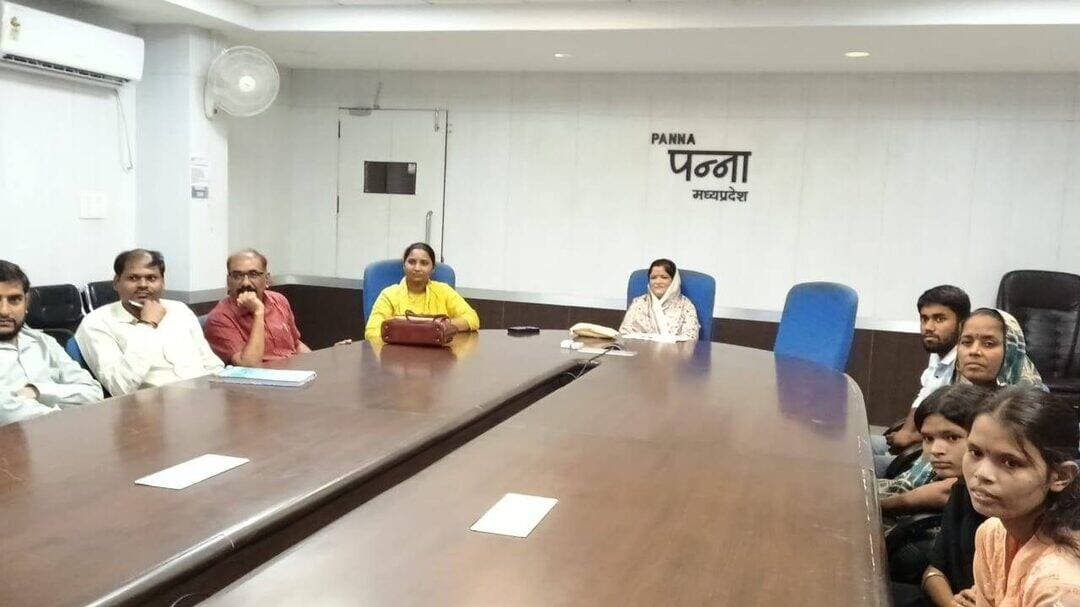 *संबल योजना के हितग्राहियों को मिली अनुग्रह सहायता राशि*
जिला मुख्यालय पर कलेक्ट्रेट स्थित एनआईसी व्हीसी कक्ष में नगर पालिका परिषद अध्यक्ष मीना पाण्डेय की अध्यक्षता में जनकल्याण संबल योजना अंतर्गत श्रमिक परिवारों को अनुग्रह सहायता राशि का वितरण कार्यक्रम आयोजन किया गया। पन्ना जिले के 205 प्रकरणों में भी हितग्राहियों को 4 करोड़ 52 लाख रूपए की सहायता राशि मिली। जिले के हितग्राहियों को सामान्य एवं दुर्घटना मृत्यु तथा स्थायी अपंगता के प्रकरणों में सहायता राशि का लाभ मिला।
शाहनगर विकासखण्ड के सर्वाधिक 100 श्रमिक परिवार लाभांवित हुए, जबकि गुनौर ब्लॉक के 40, पवई ब्लॉक के 33, पन्ना ब्लॉक के 16, अजयगढ़ ब्लॉक के 9 तथा नगरीय निकाय पन्ना के 4, गुनौर के 2, पवई के एक प्रकरणों में हितग्राहियों को सहायता राशि प्राप्त हुई है। इस अवसर पर श्रम विभाग के अधिकारी-कर्मचारी तथा हितग्राहीगण भी उपस्थित रहे।